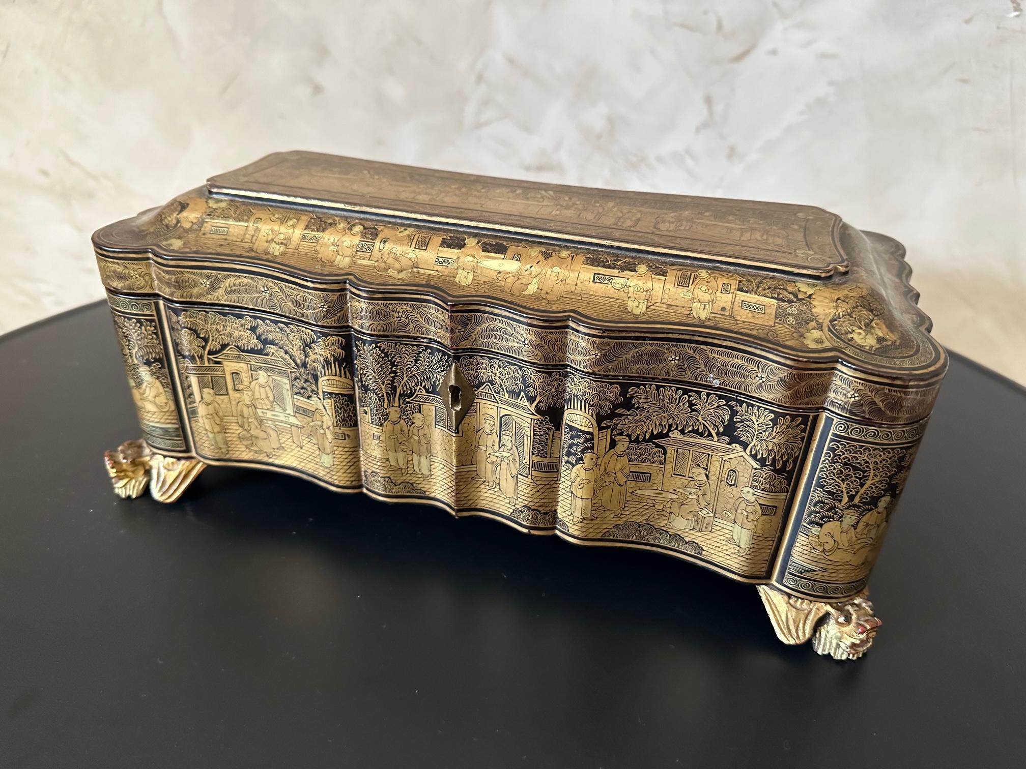 Magnificent box Napoleon III in lacquered wood and gold with hors d'oeuvres or cheese in silver and mother-of-pearl handle with monogram.
Hallmark of the master goldsmith Touron in Paris, guarantee hallmark, old man's hallmark from 1819-1838.
The