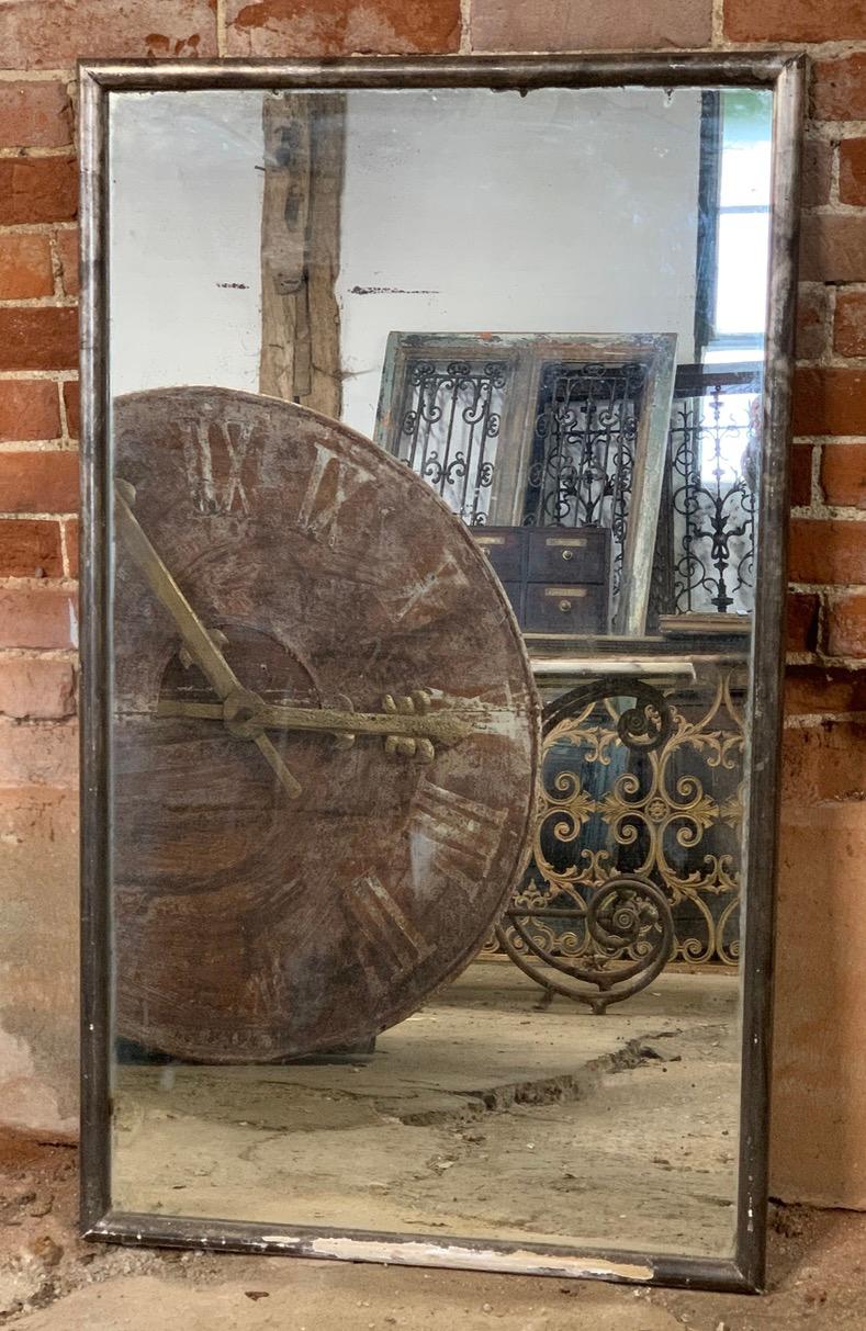 Un beau miroir de bistro français de la fin du 19e siècle, en feuilles d'argent, qui présente une belle usure et un vieillissement de l'encadrement. Elle a conservé sa plaque de verre au mercure d'origine, qui présente une belle usure liée à l'âge