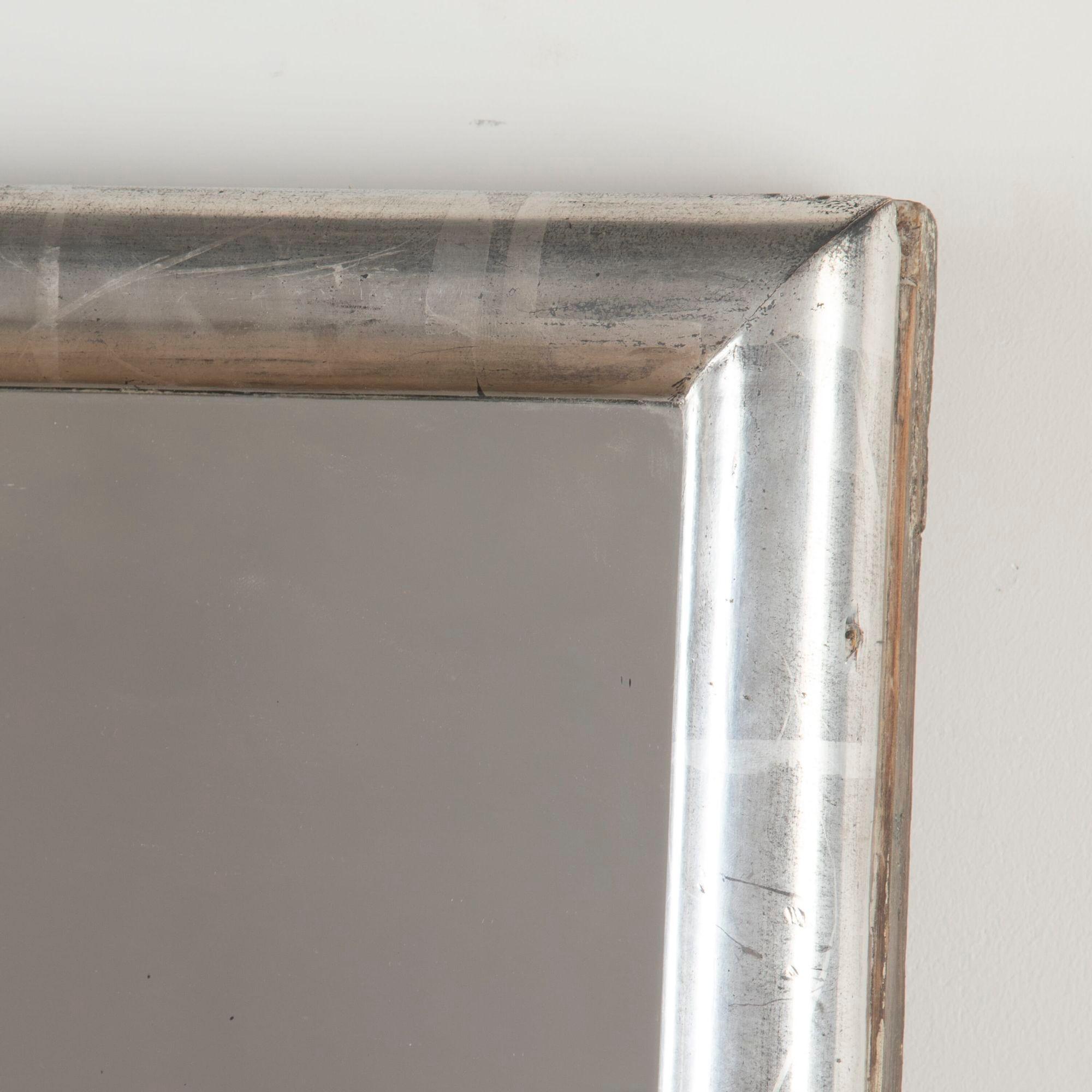 Silberner Bistrospiegel aus dem späten 19. Jahrhundert mit Originalplatte.
Diese eleganten, schlichten Rahmen waren zu ihrer Zeit sehr modern und spiegelten die Verachtung der Impressionisten für jede Art von Dekoration wider.
Sie wurden in der