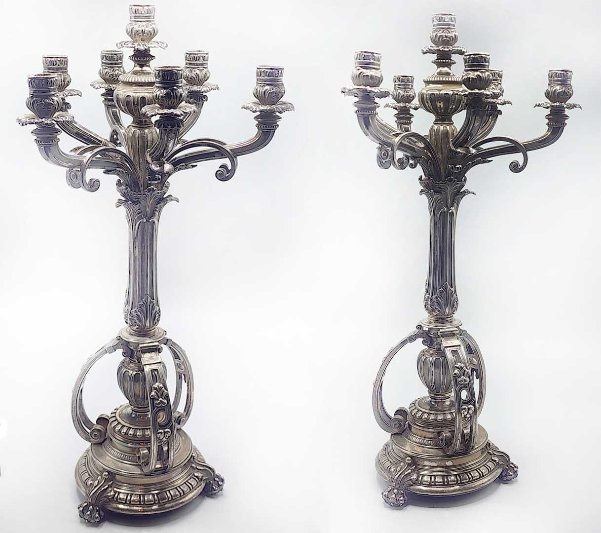 Candelabri d'argento francesi del XIX secolo
Una coppia di squisiti candelabri d'argento francesi del XIX secolo, un vero gioiello di eleganza e raffinatezza. Questi pezzi unici e meticolosamente realizzati presentano un classico design a candelabro