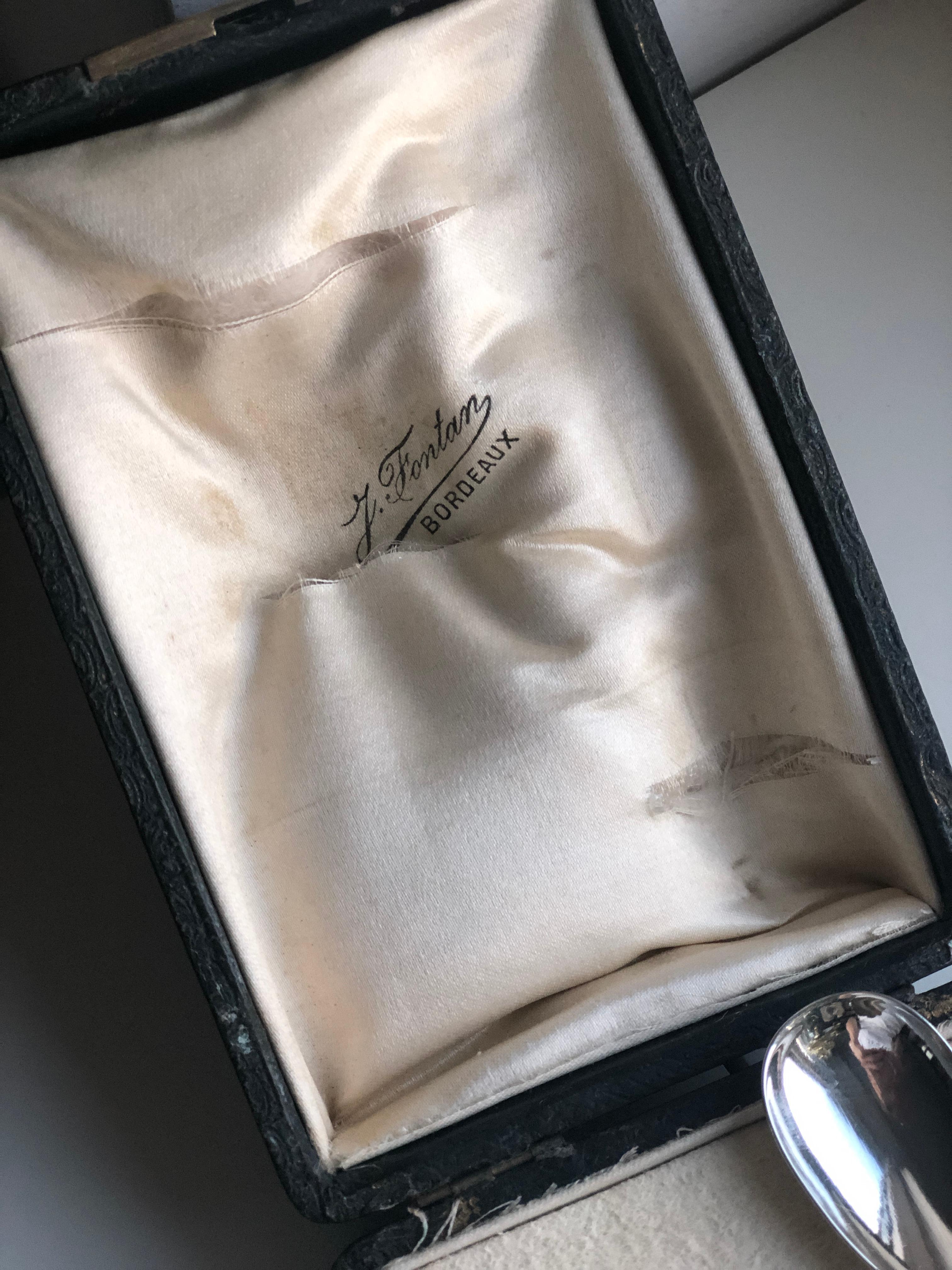 Französischer Silber-Eierbecher und Löffel aus dem 19. Jahrhundert in Originalverpackung, markiert „Léon“, 19. Jahrhundert im Zustand „Gut“ im Angebot in Sofia, BG