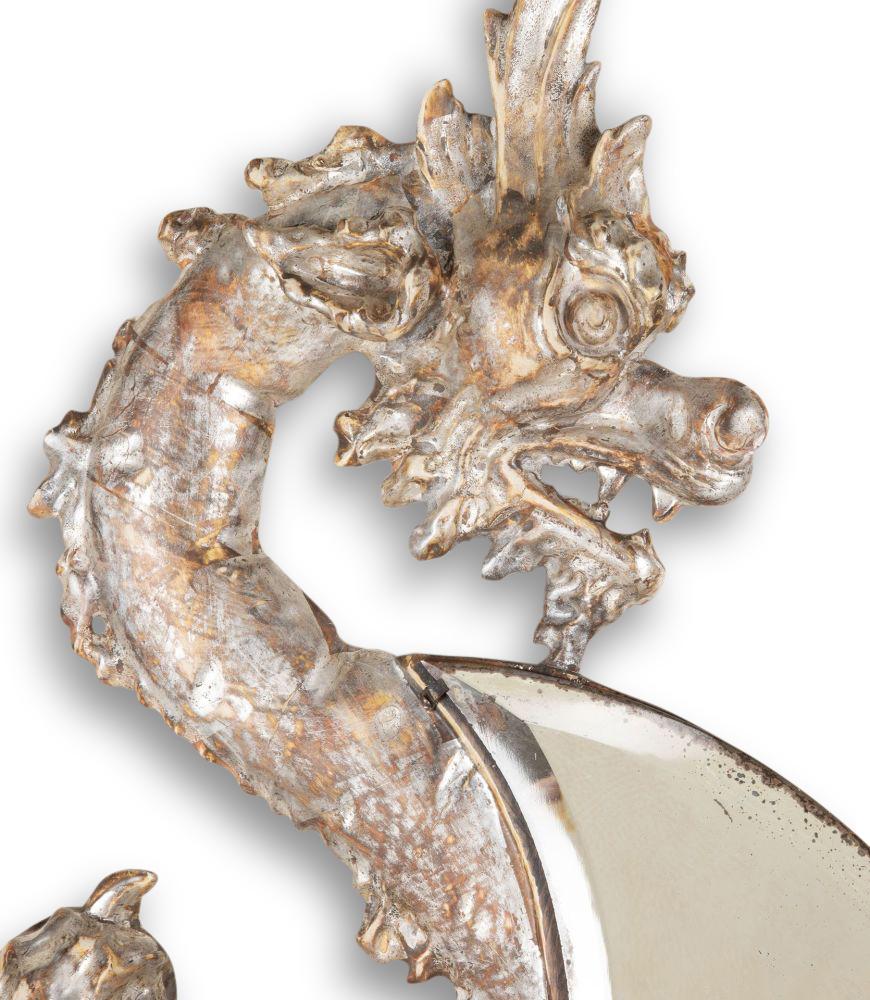 Magnifique dragon français du 19e siècle, sculpté avec beaucoup de détails. La dorure argentée entoure une plaque de miroir en forme de croissant de lune à bord biseauté.