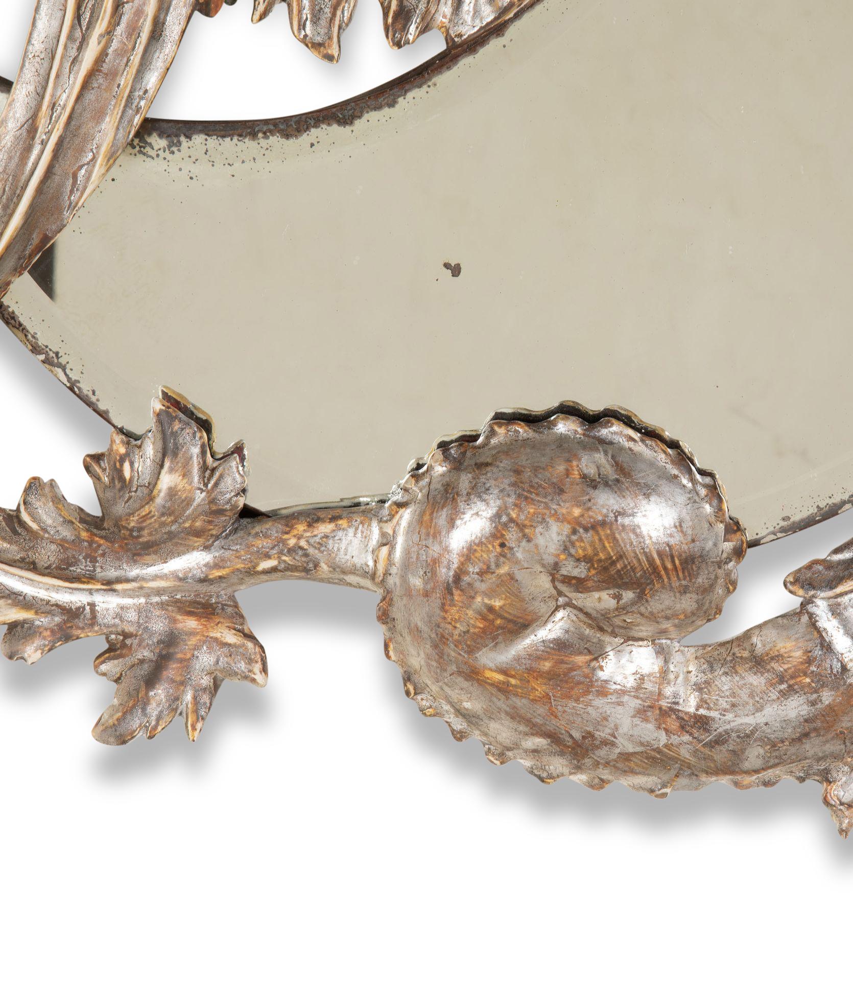 Français Miroir en forme de dragon sculpté en argent et en vermeil du XIXe siècle en vente