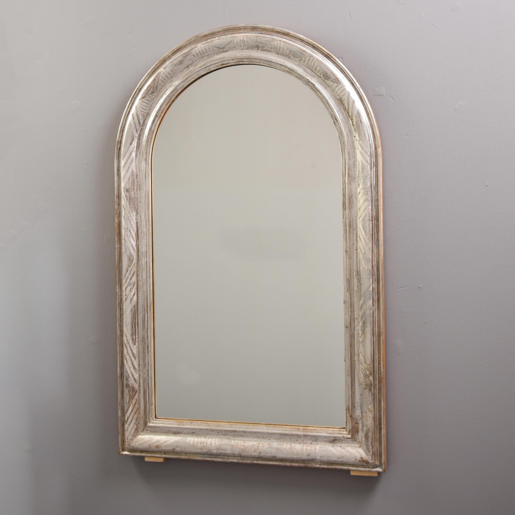 Trovata in Francia, questa cornice originale per specchio in argento dorato risale al 1880. Classico stile Louis Philippe con piano ad arco e sottile bordo geometrico inciso lungo il bordo superiore. Lo specchio non sembra essere originale. Supporto