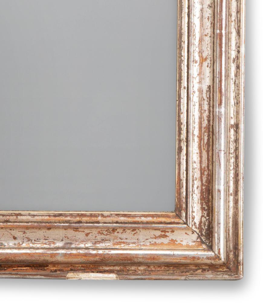Specchio francese del XIX secolo in argento dorato Louis Philippe.

Con meravigliose sfumature di bolo rosso.
