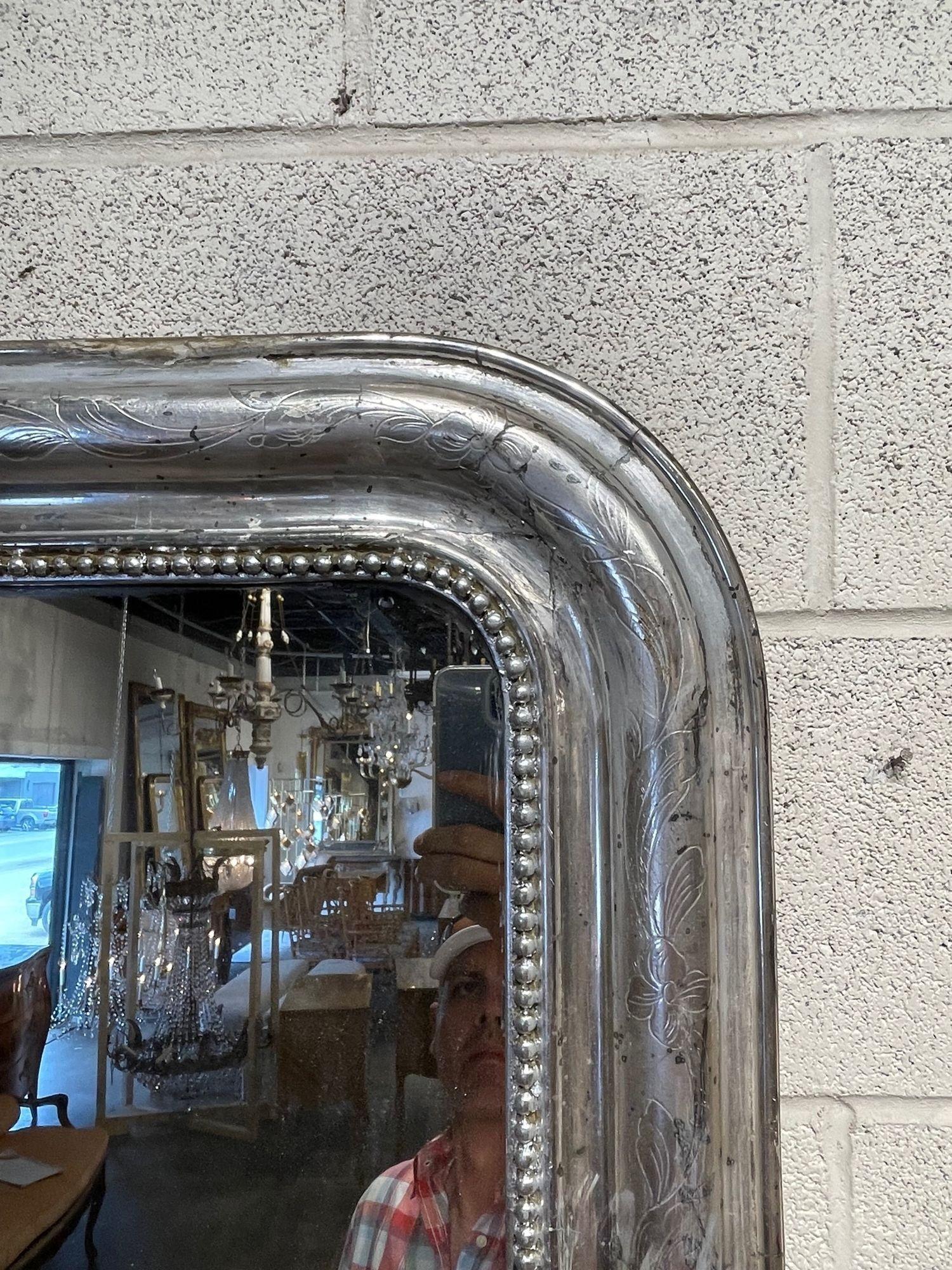 Französischer Louis-Philippe-Spiegel mit Blattsilber und Blumenmuster aus dem 19. Jahrhundert im Zustand „Gut“ in Dallas, TX