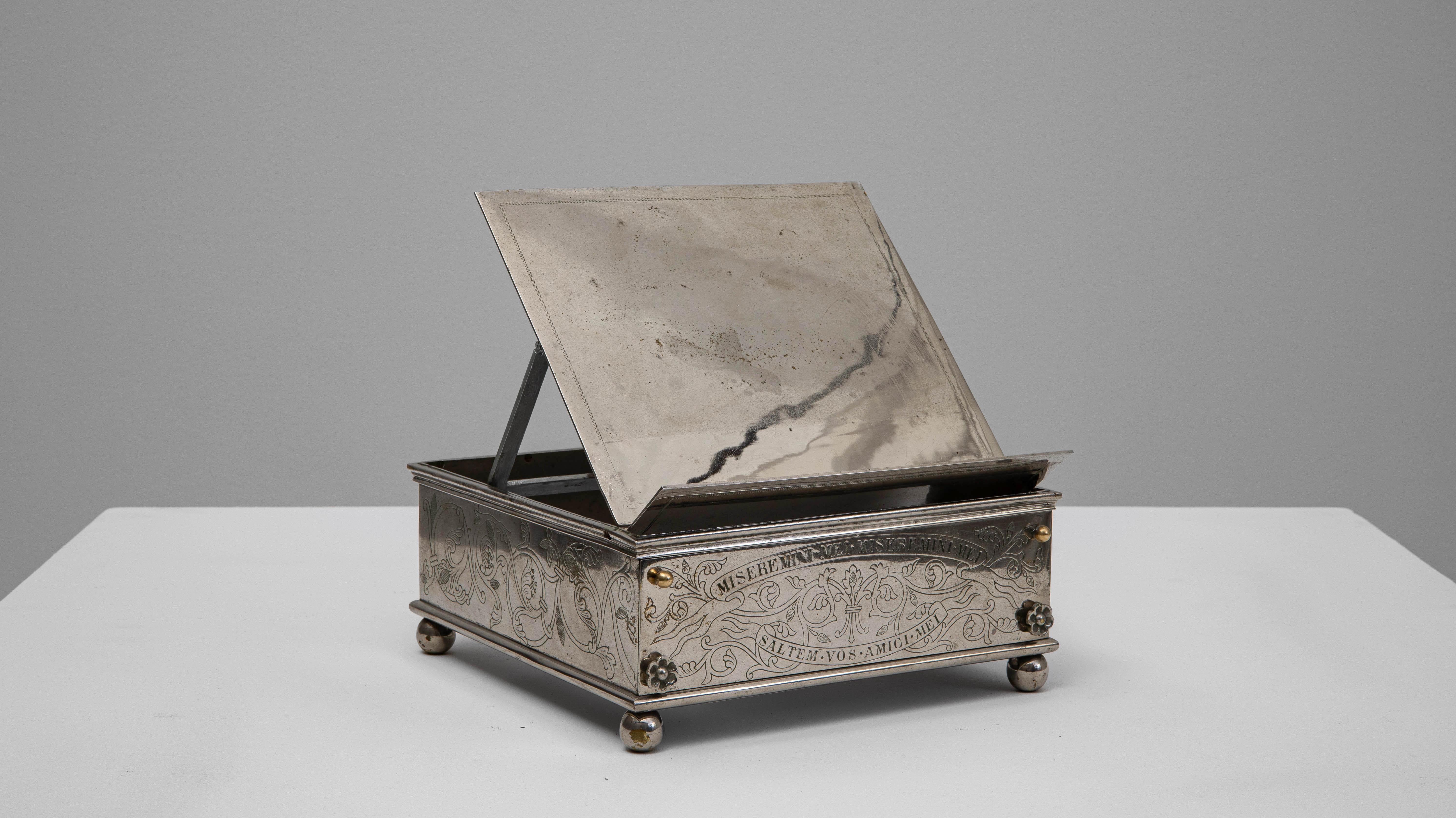 Présentoir à livres en métal argenté français du 19e siècle en vente 7