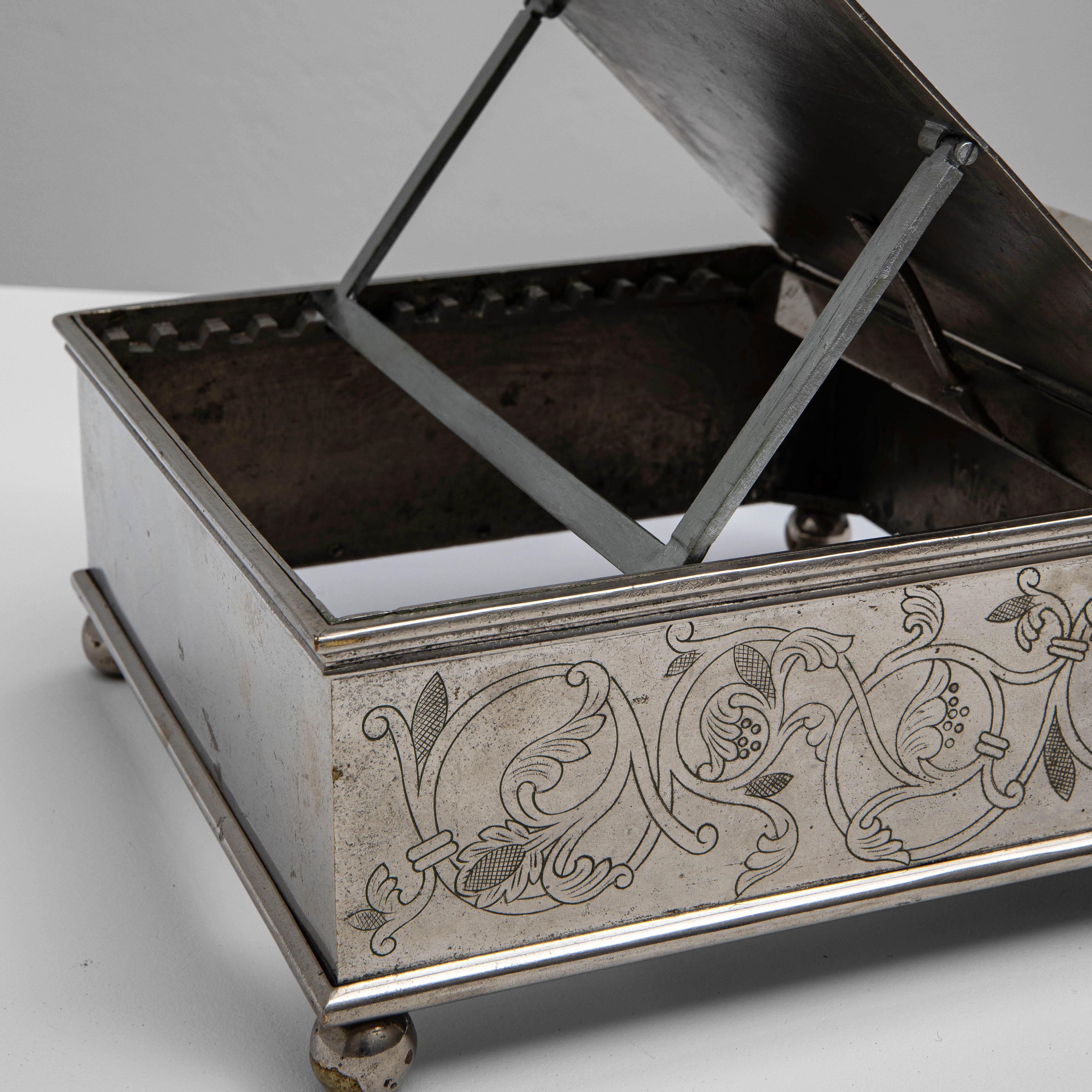 Présentoir à livres en métal argenté français du 19e siècle en vente 8