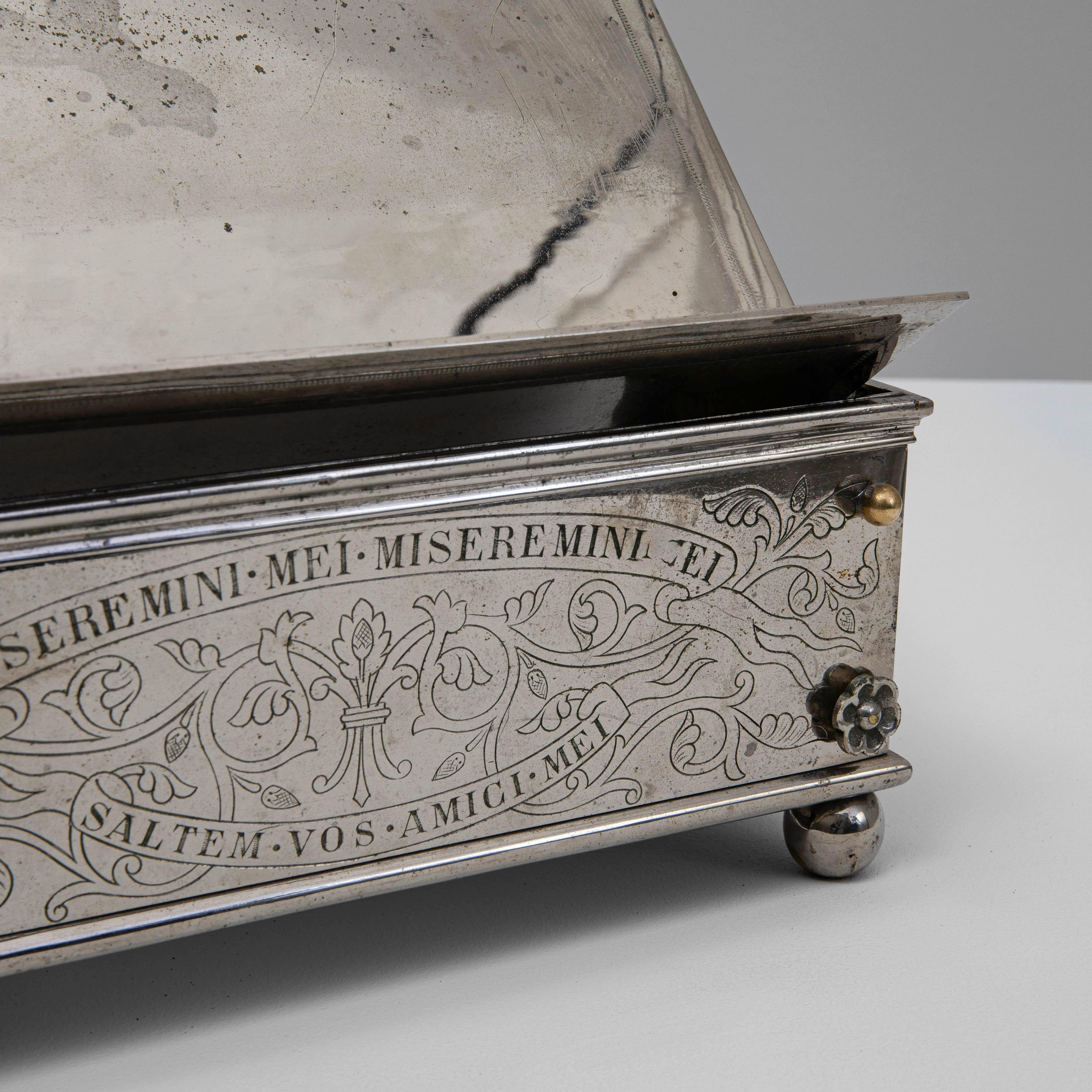 Présentoir à livres en métal argenté français du 19e siècle en vente 9