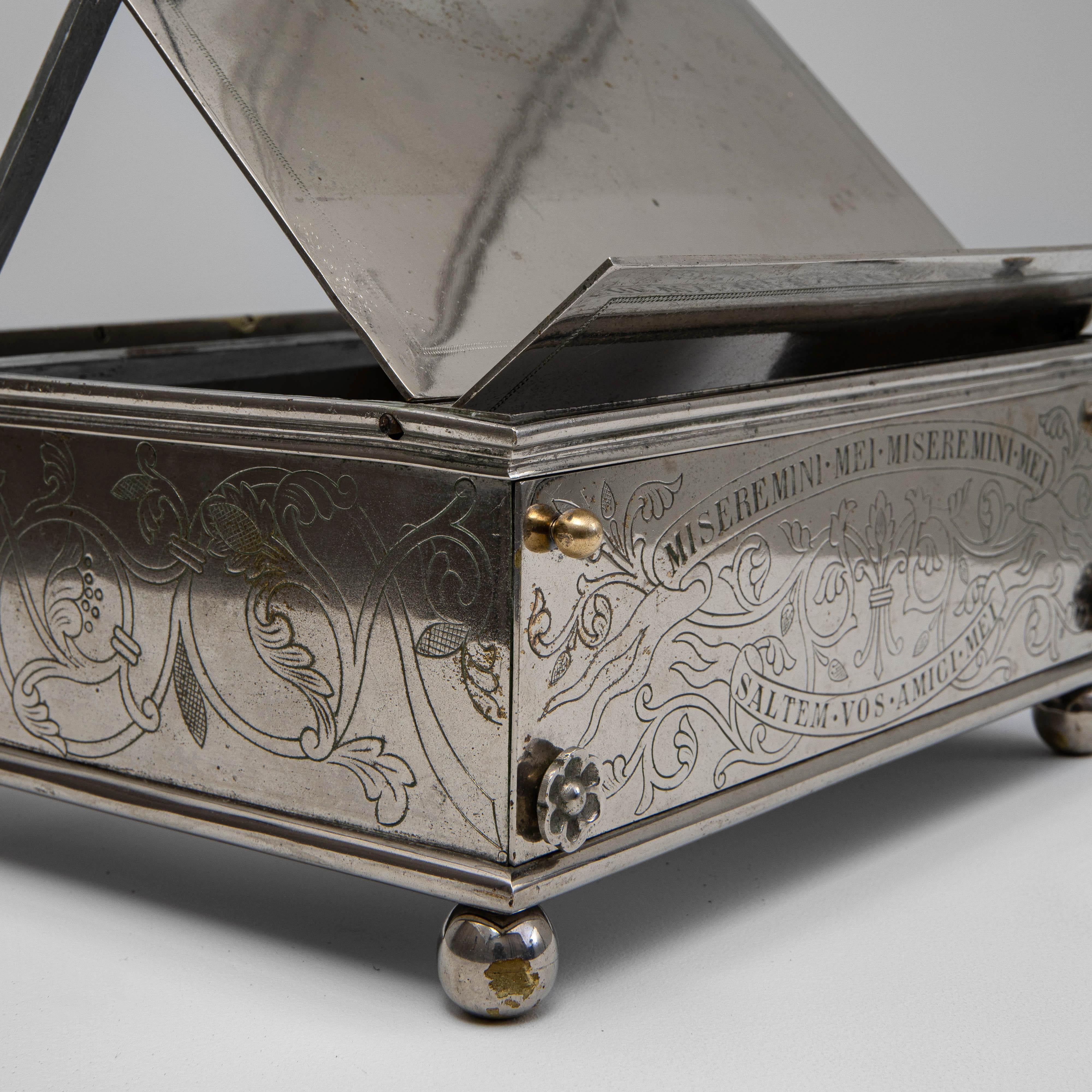 Présentoir à livres en métal argenté français du 19e siècle en vente 10