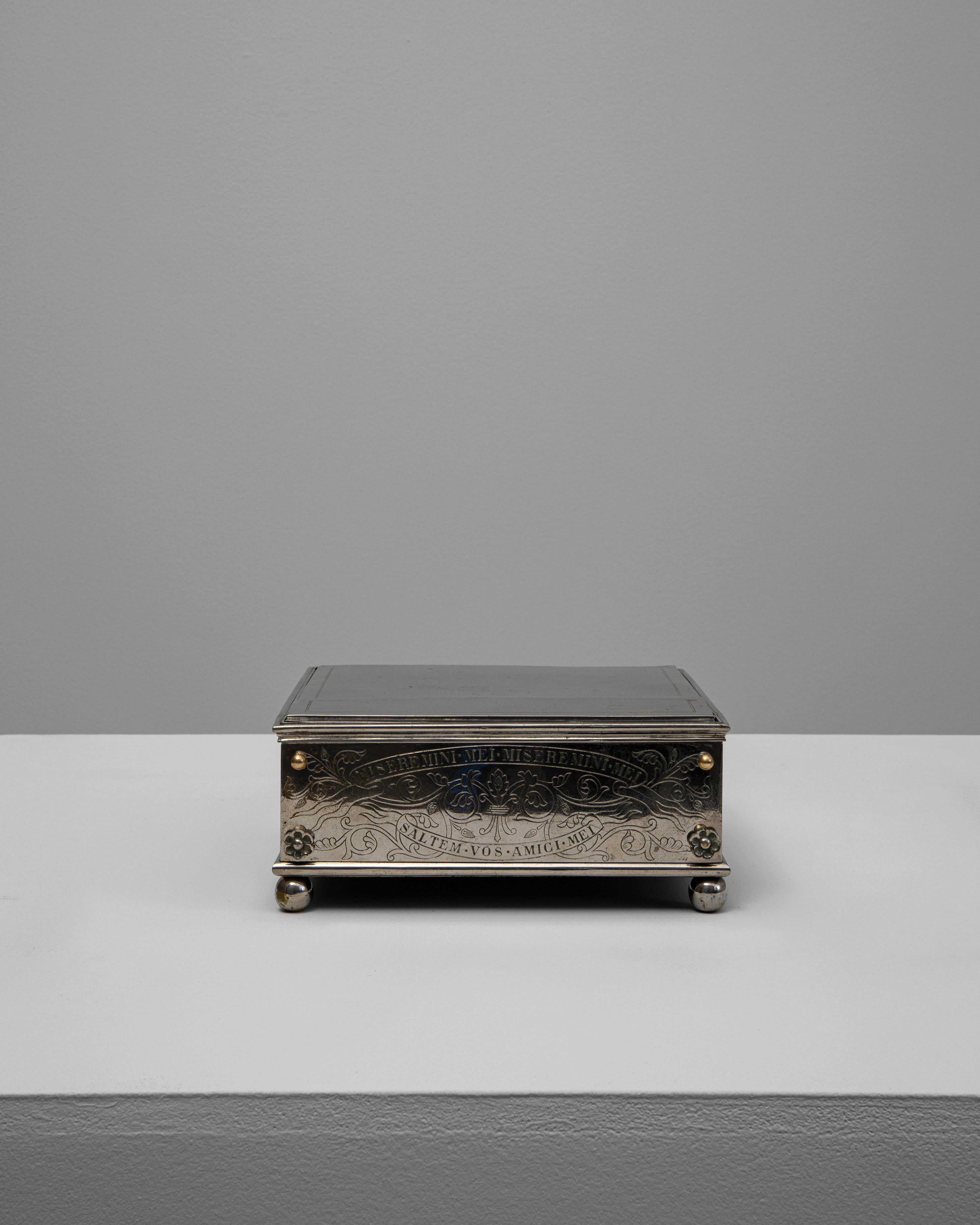 Présentoir à livres en métal argenté français du 19e siècle. Ce porte-livre gravé de façon complexe met en valeur le savoir-faire de la métallurgie française du XIXe siècle, avec des motifs floraux et des rinceaux ornés, ainsi que des inscriptions