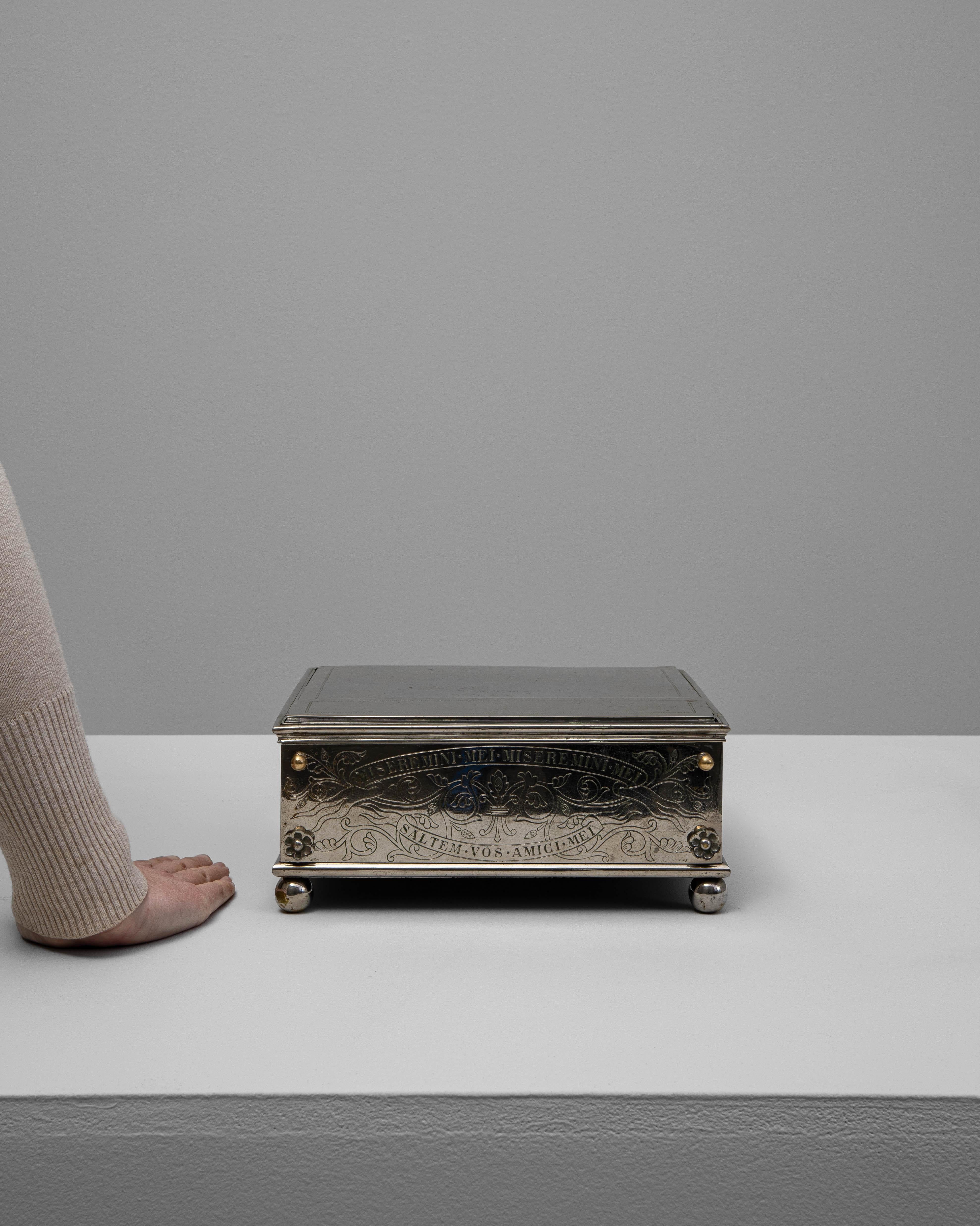 Français Présentoir à livres en métal argenté français du 19e siècle en vente