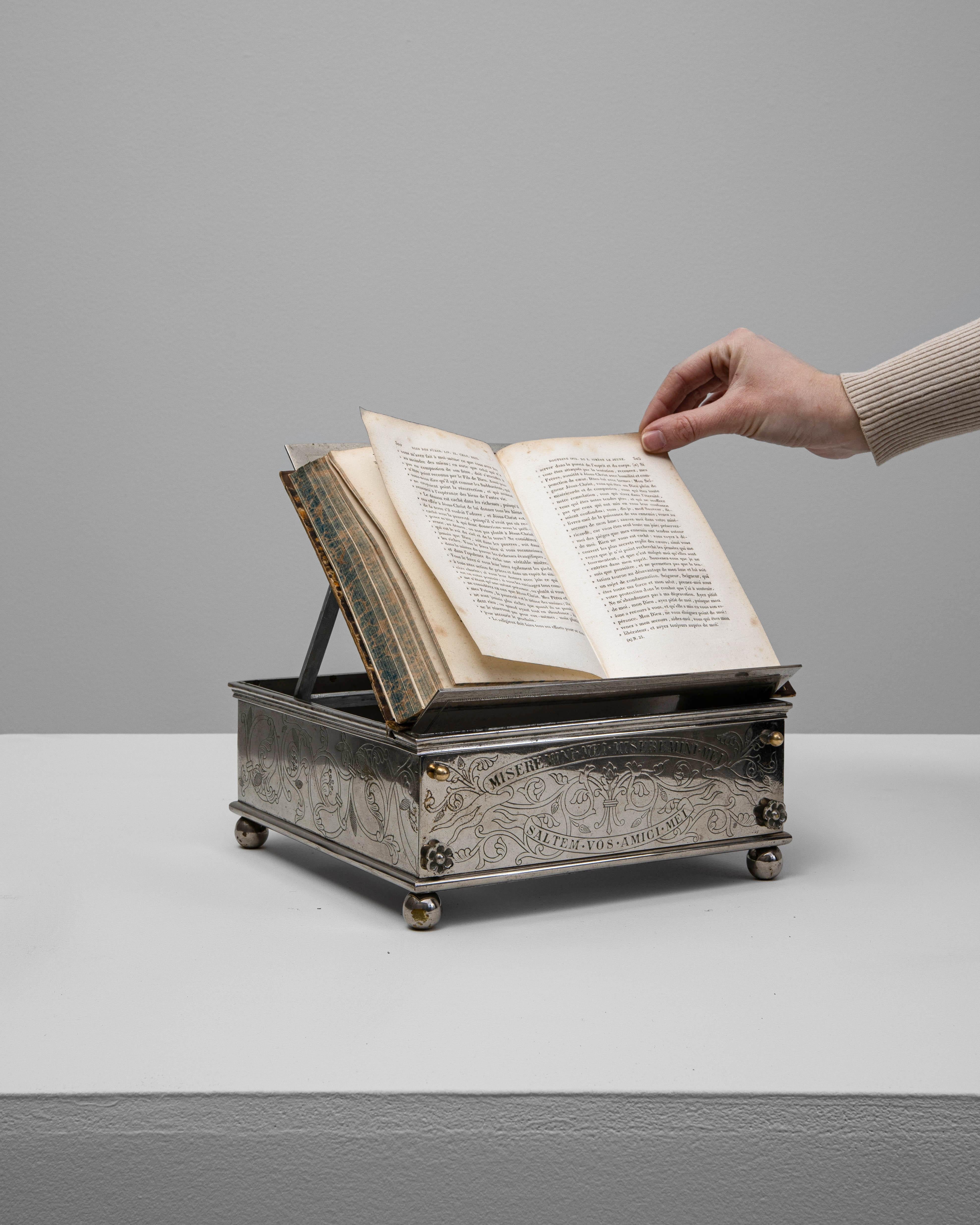 Présentoir à livres en métal argenté français du 19e siècle en vente 3