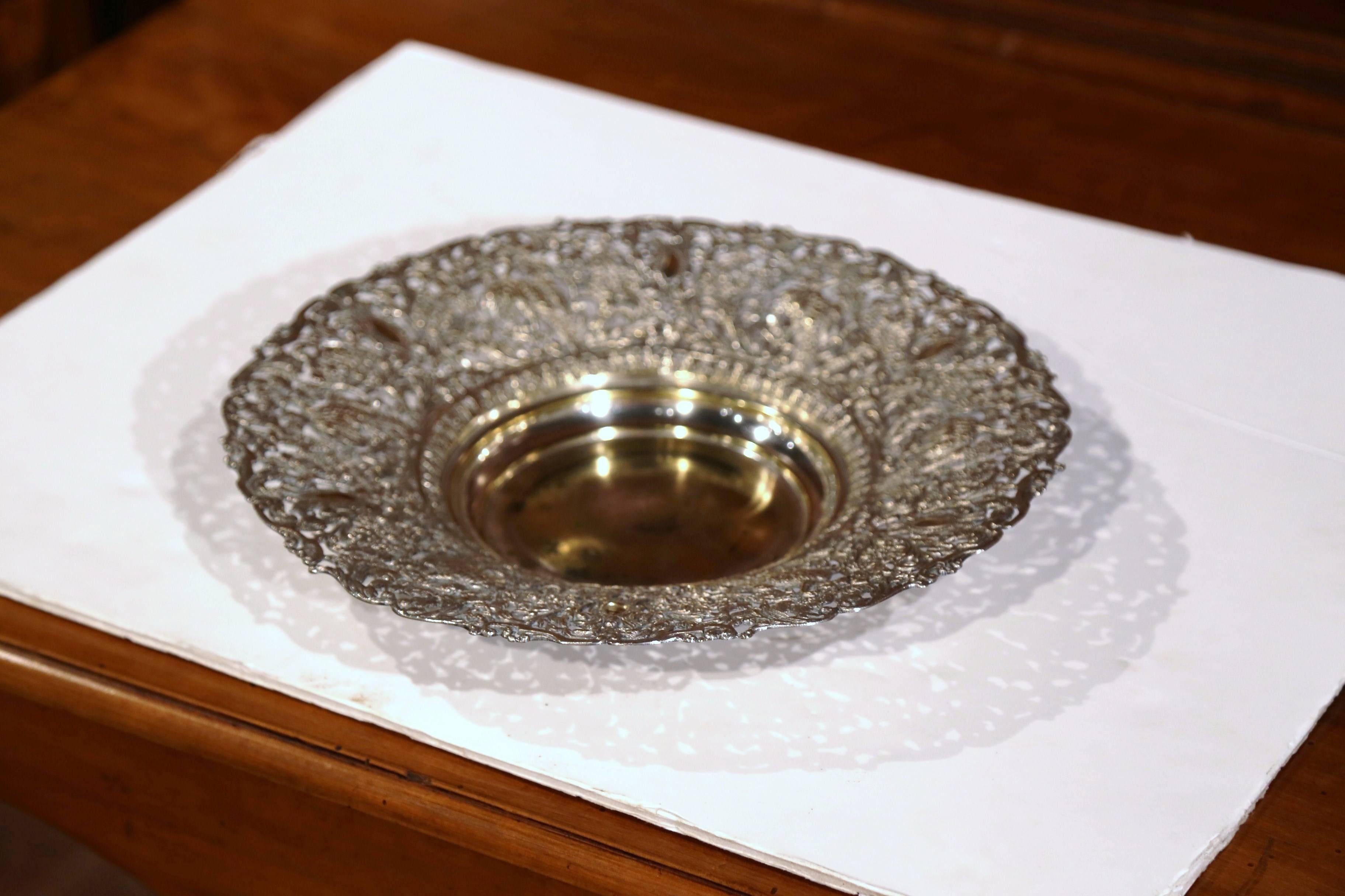 Präsentieren Sie Ihre Süßigkeiten oder Cracker in diesem eleganten antiken Korb aus Frankreich. Die runde, mit Silberblech überzogene Messingschale aus der Zeit um 1880 weist ein exquisites und detailliertes Repousse-Dekor mit Blumen, Trauben,