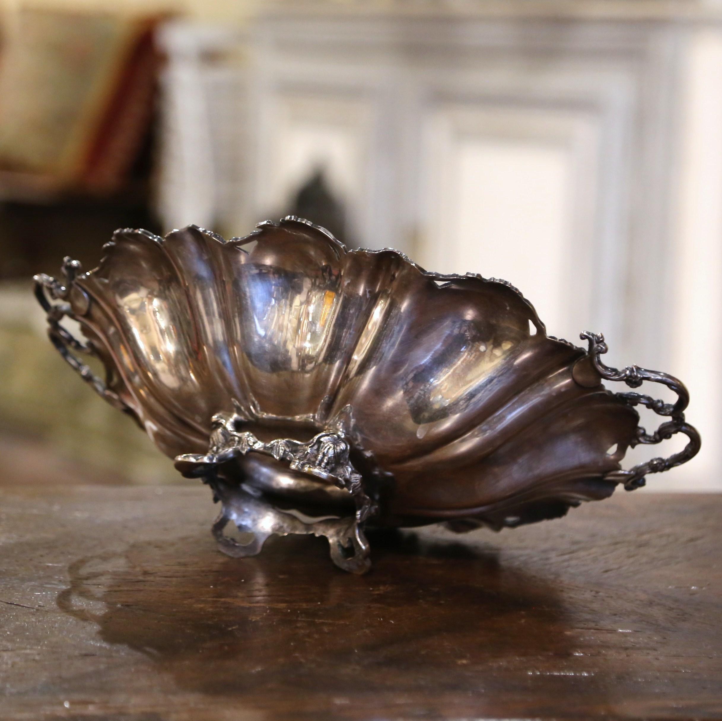 Panier à pain français du 19ème siècle en métal argenté avec décor de vignes en vente 3