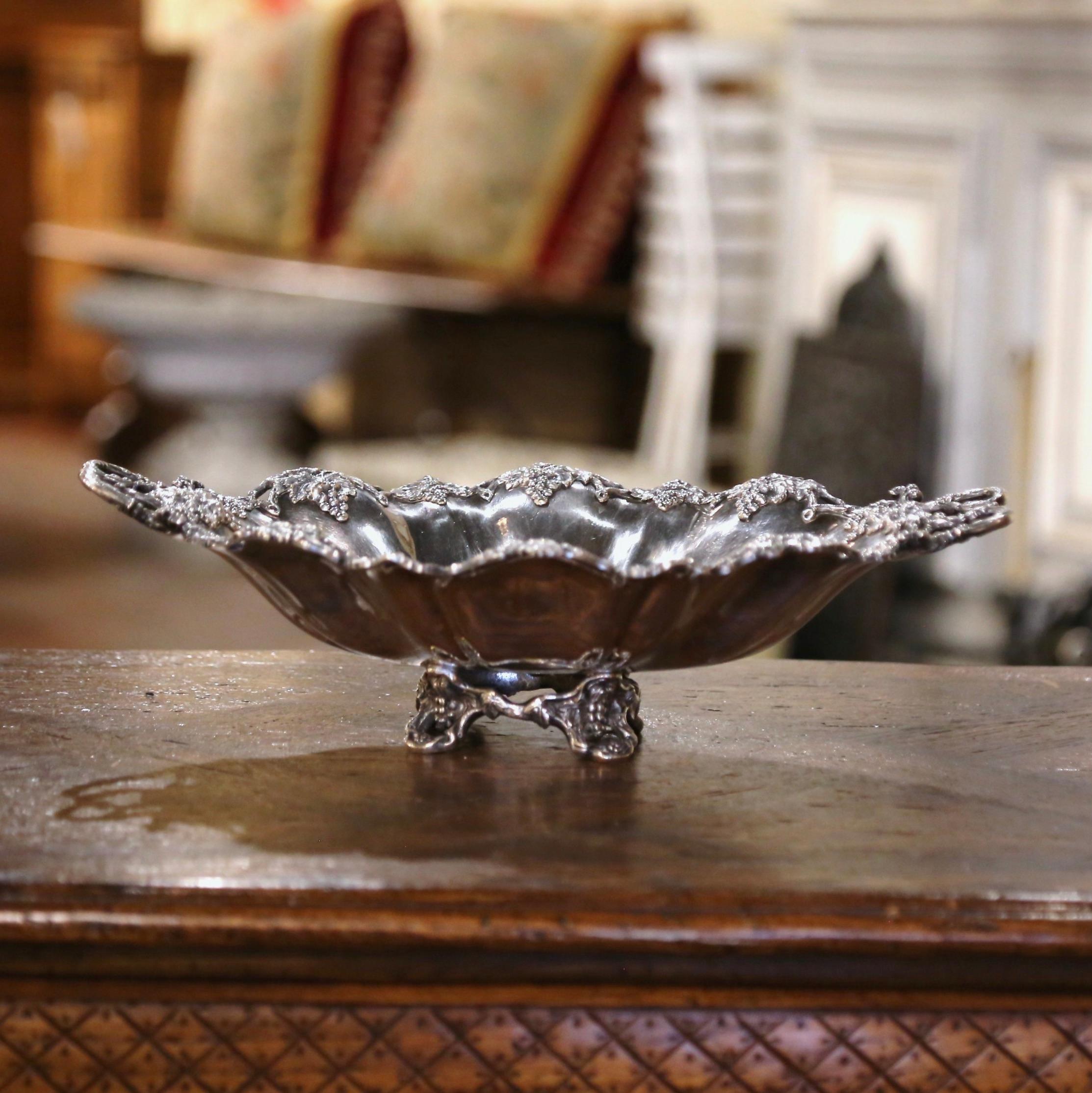 19th Century French Silver Plated Bread Basket with Vine Decor For Sale 2