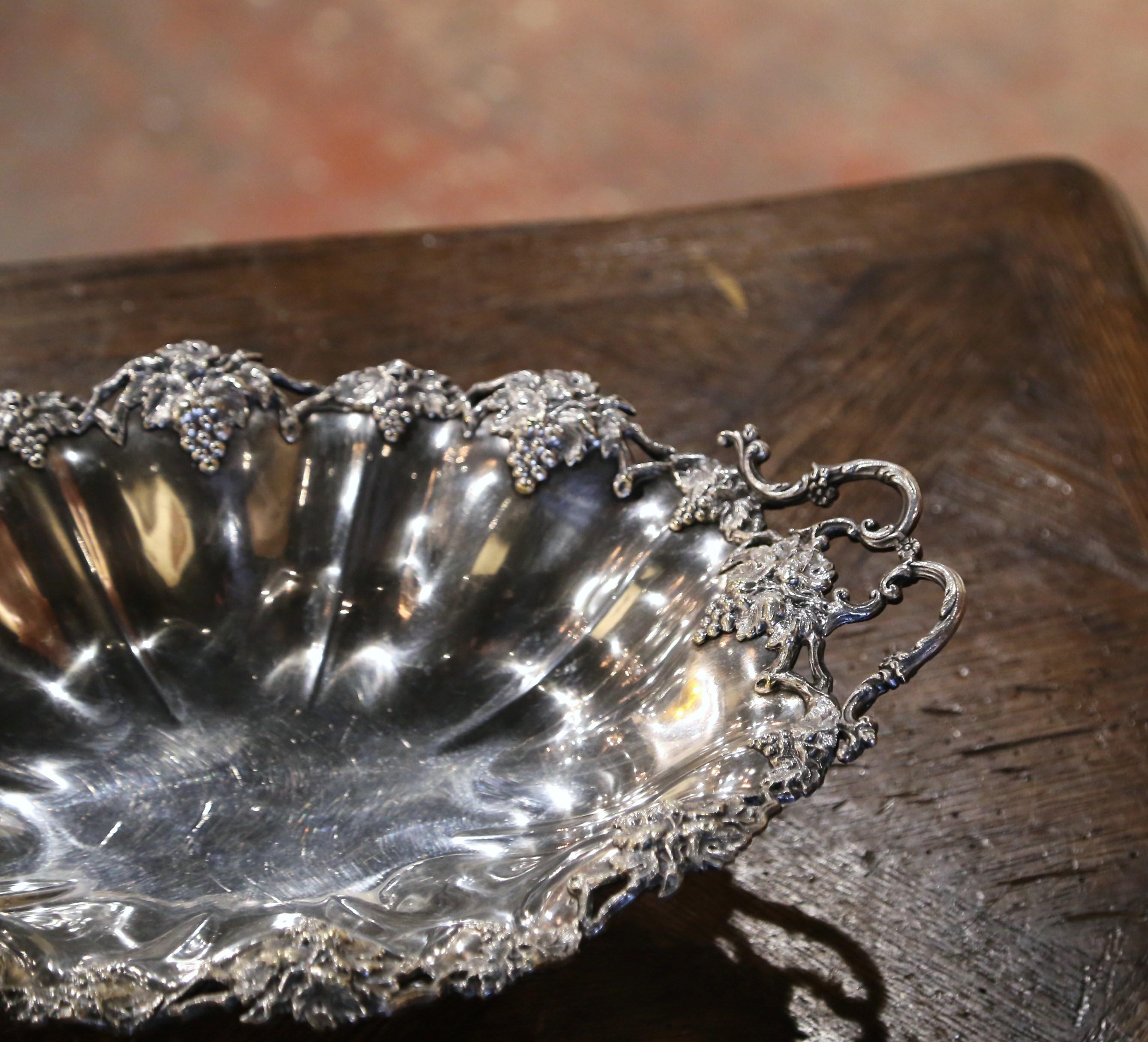 19th Century French Silver Plated Bread Basket with Vine Decor For Sale 4