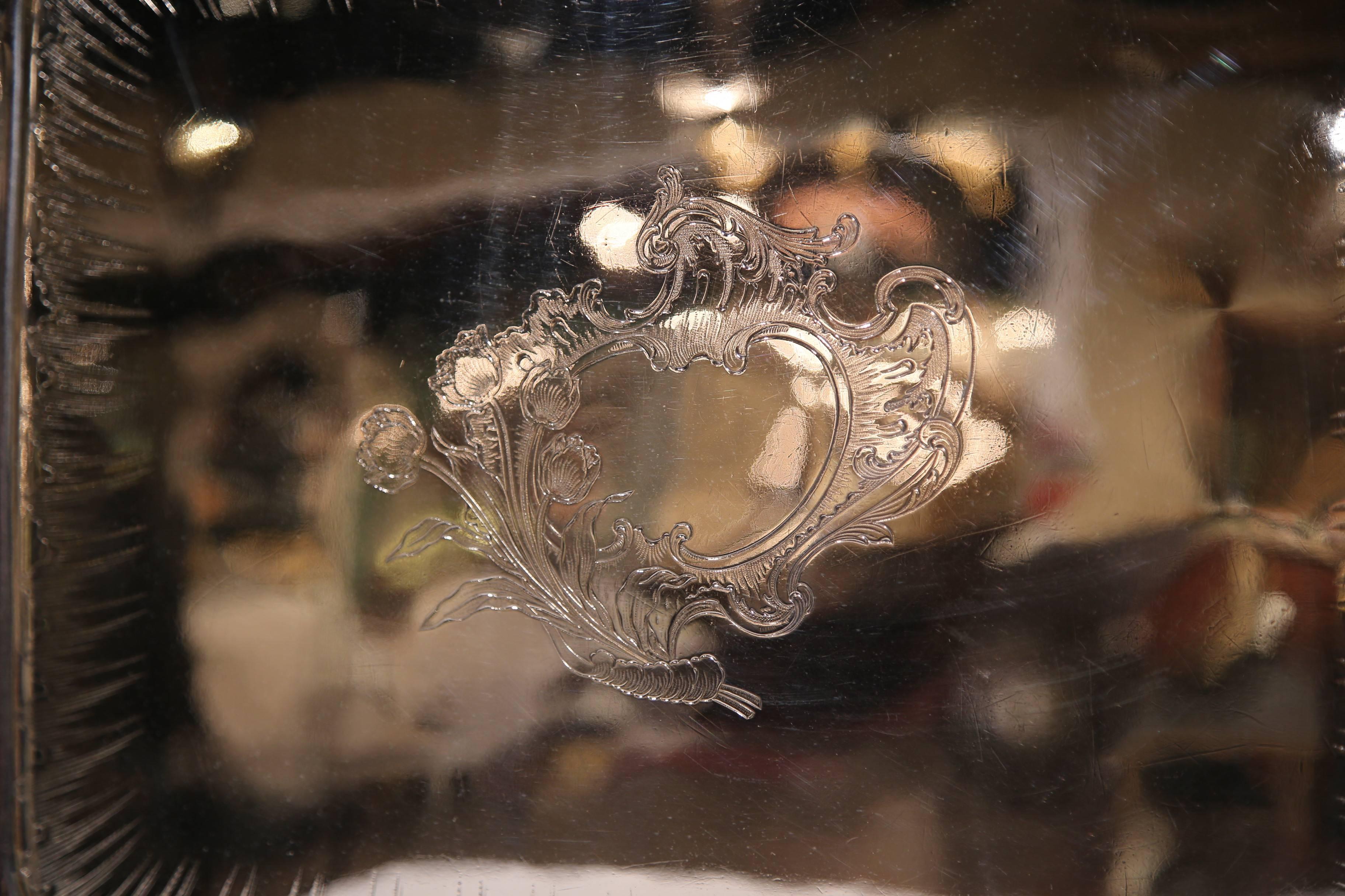 Vassoio Repousse francese del XIX secolo placcato in argento con incisione firmata Christofle in vendita 1