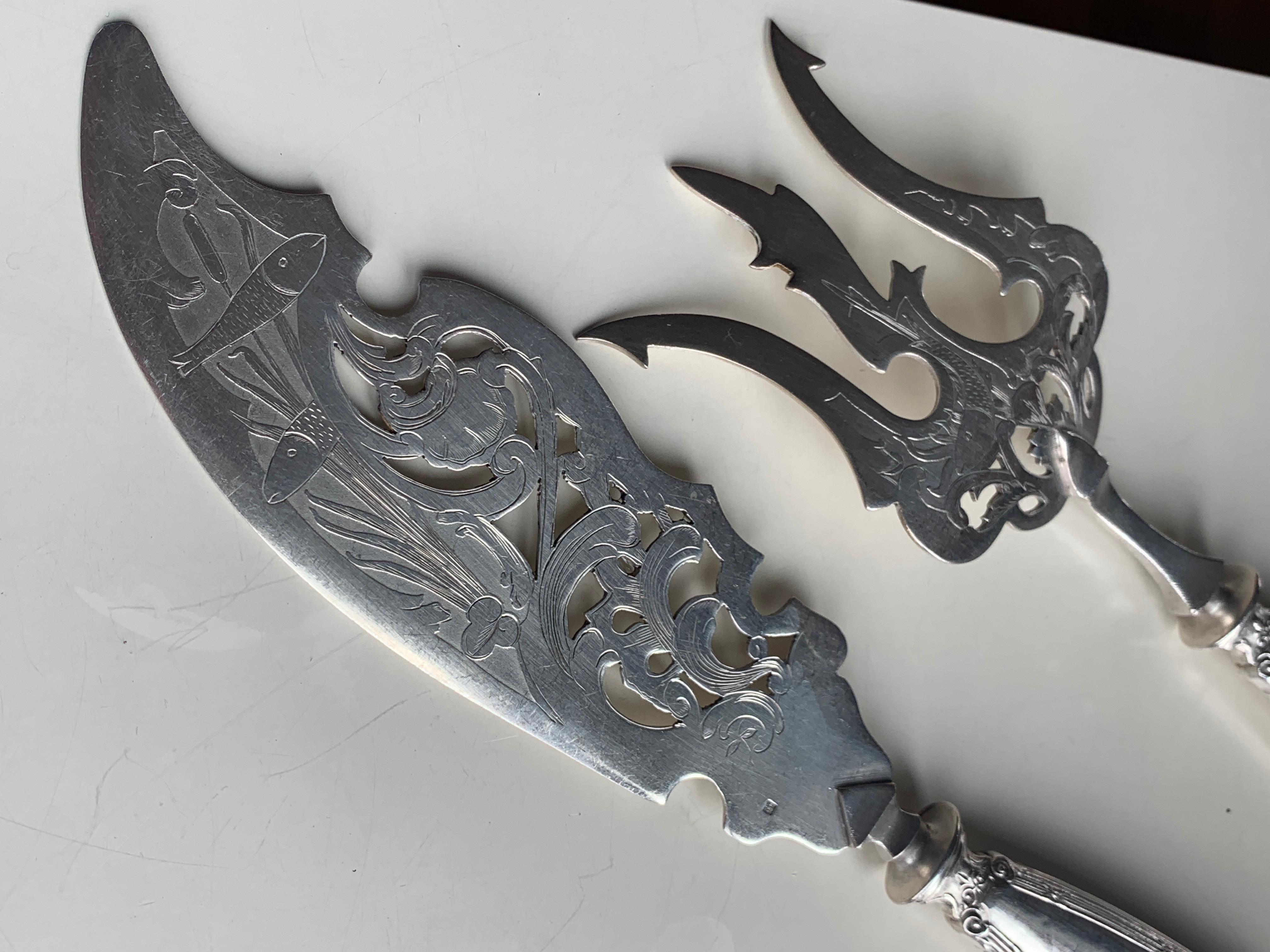 Francese Set da portata francese del XIX secolo in argento decorato con pesci e nastri in vendita