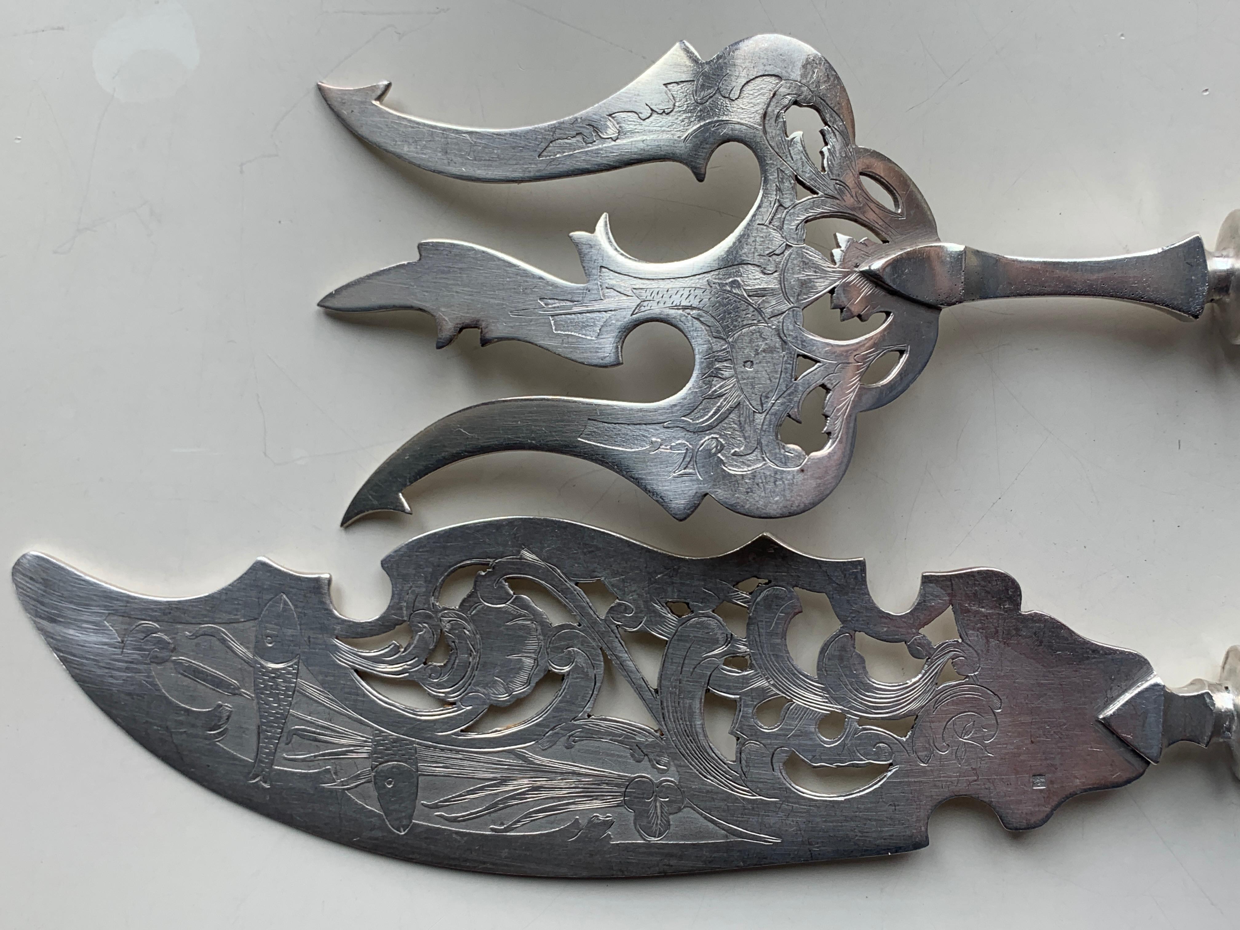 Set da portata francese del XIX secolo in argento decorato con pesci e nastri In condizioni buone in vendita a Sofia, BG