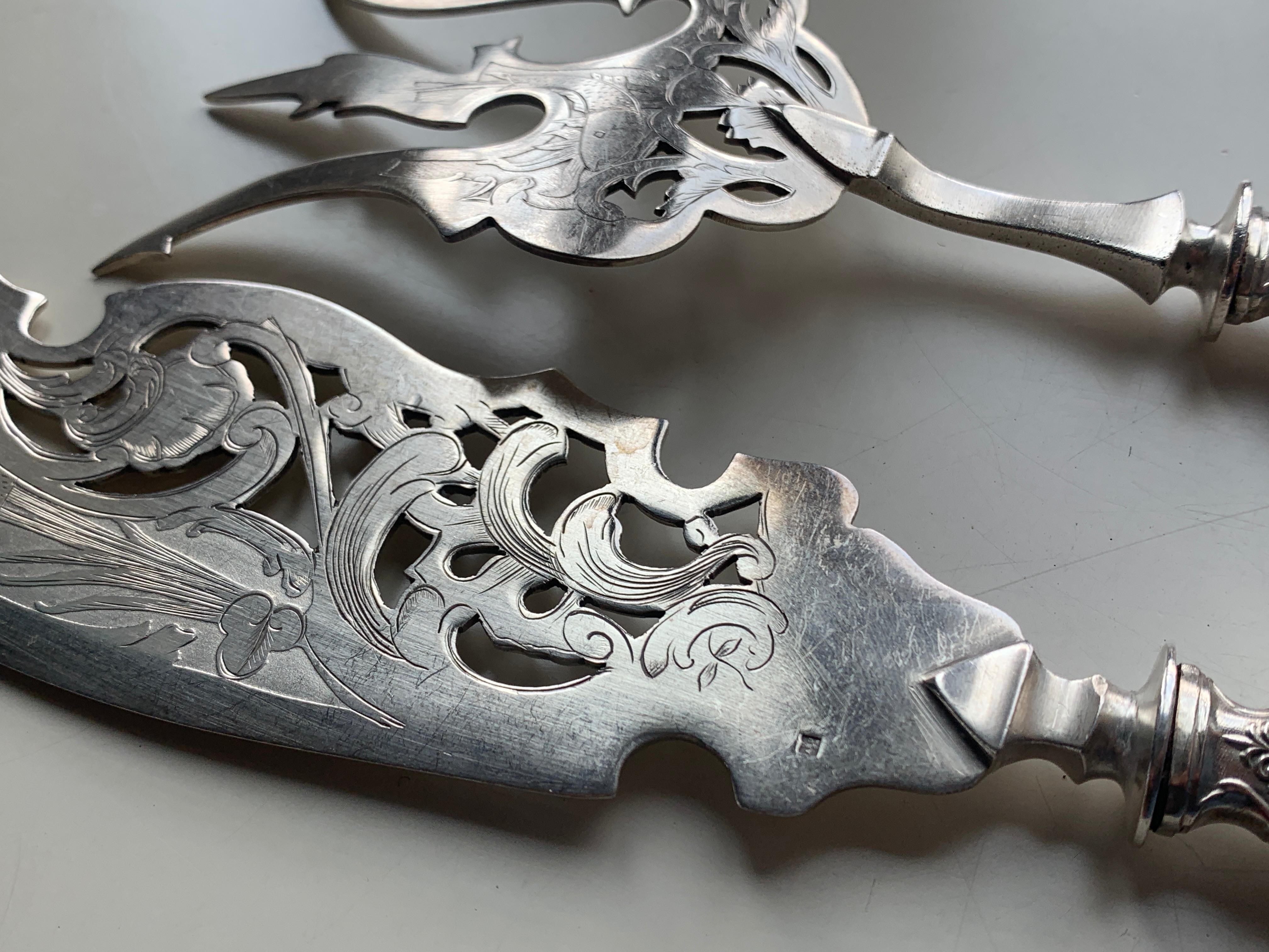 Set da portata francese del XIX secolo in argento decorato con pesci e nastri in vendita 2