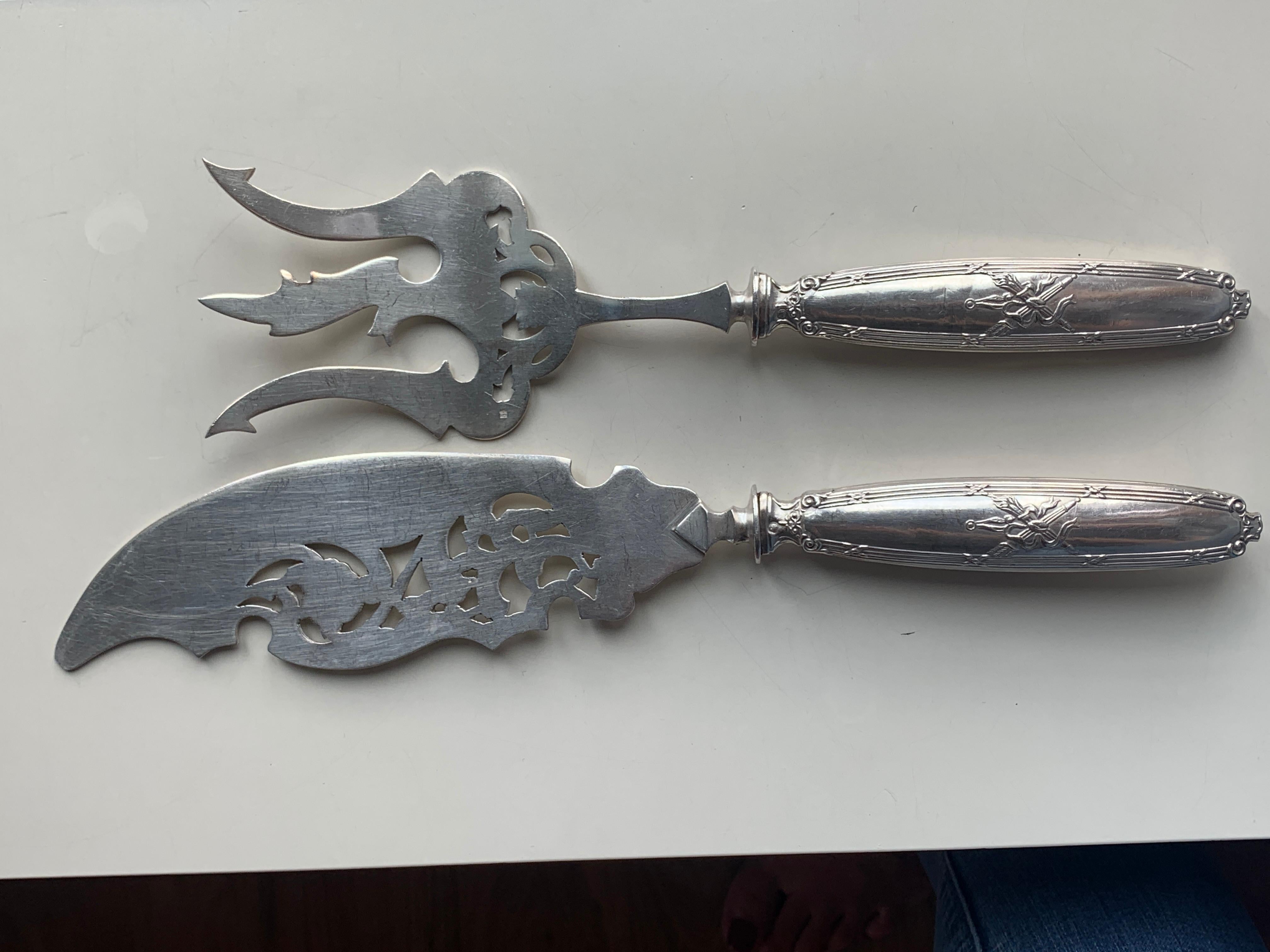 Set da portata francese del XIX secolo in argento decorato con pesci e nastri in vendita 3