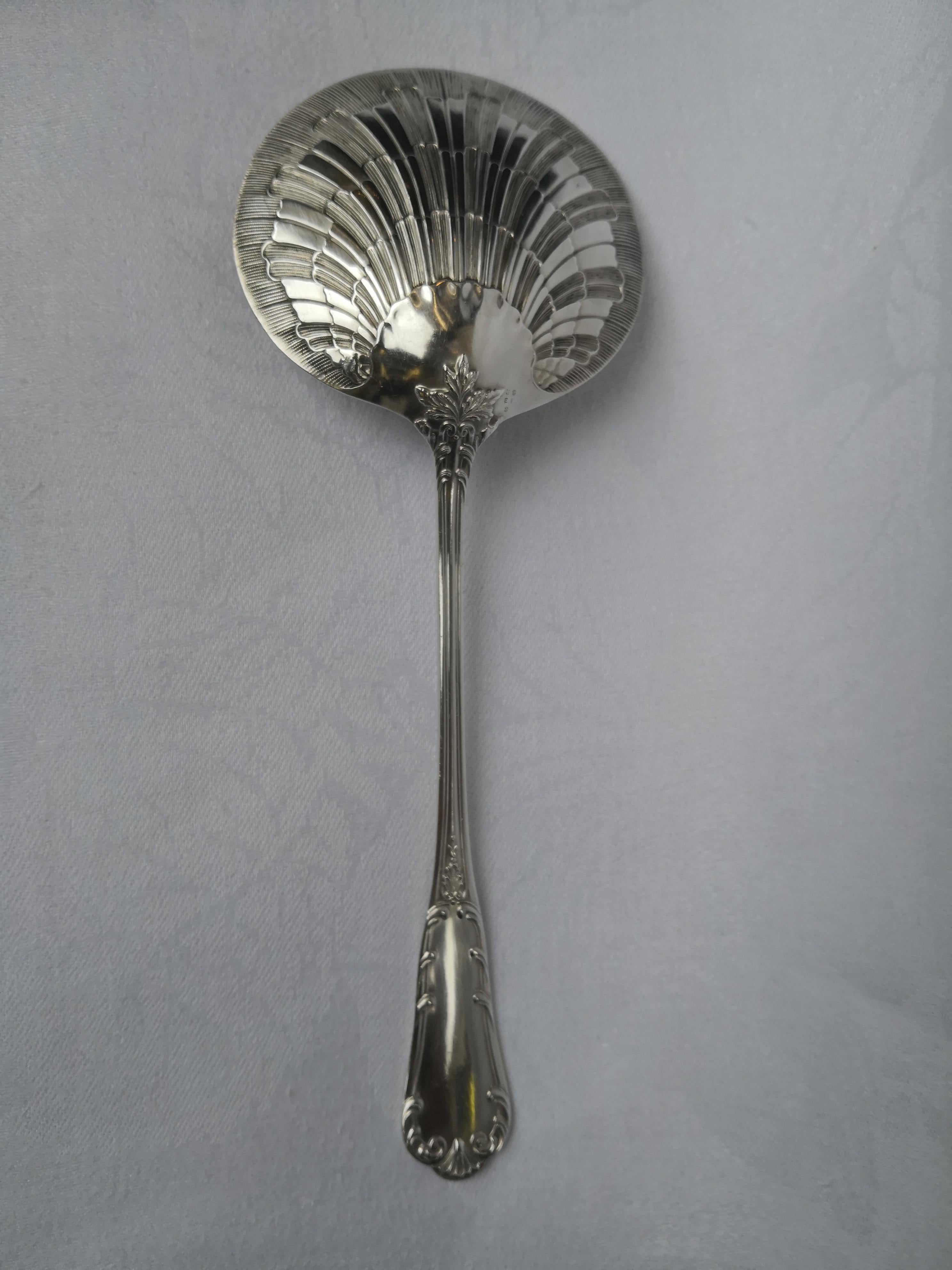 Large silver serving spoon formed to a detailed naturalistic scallop. French Minerva hallmark for 950 silver. Comes in original box stamped Am. Tallies Paris. Period Belle Époque. Beautiful jeweler for the table.
The spoon is 23 cm long and diamter