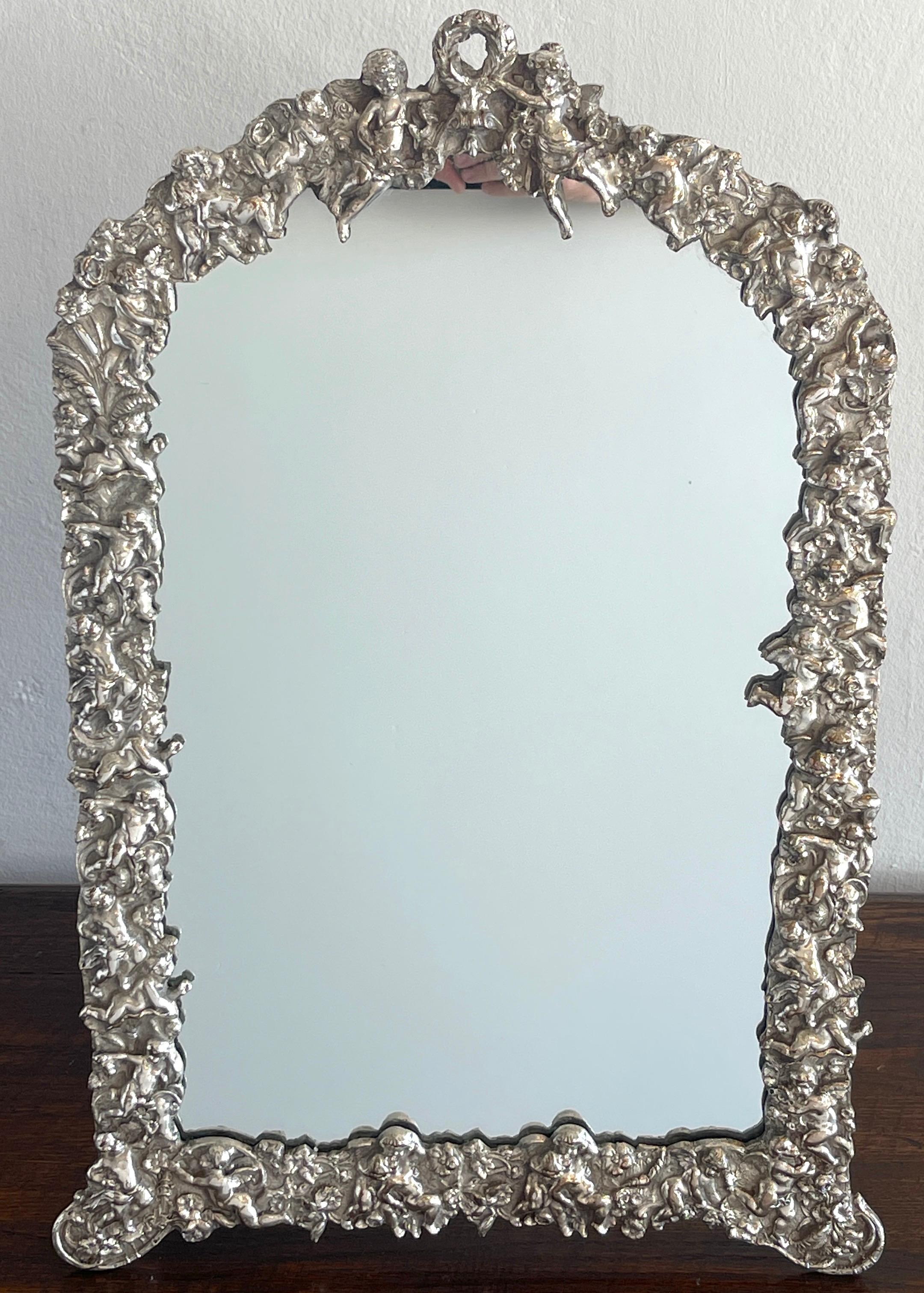 Französischer versilberter Frisierspiegel mit Puttenmotiv aus dem 19. Jahrhundert, mit einer durchgehenden Einfassung mit herumtollenden Putten. Der eingesetzte Spiegel misst 20