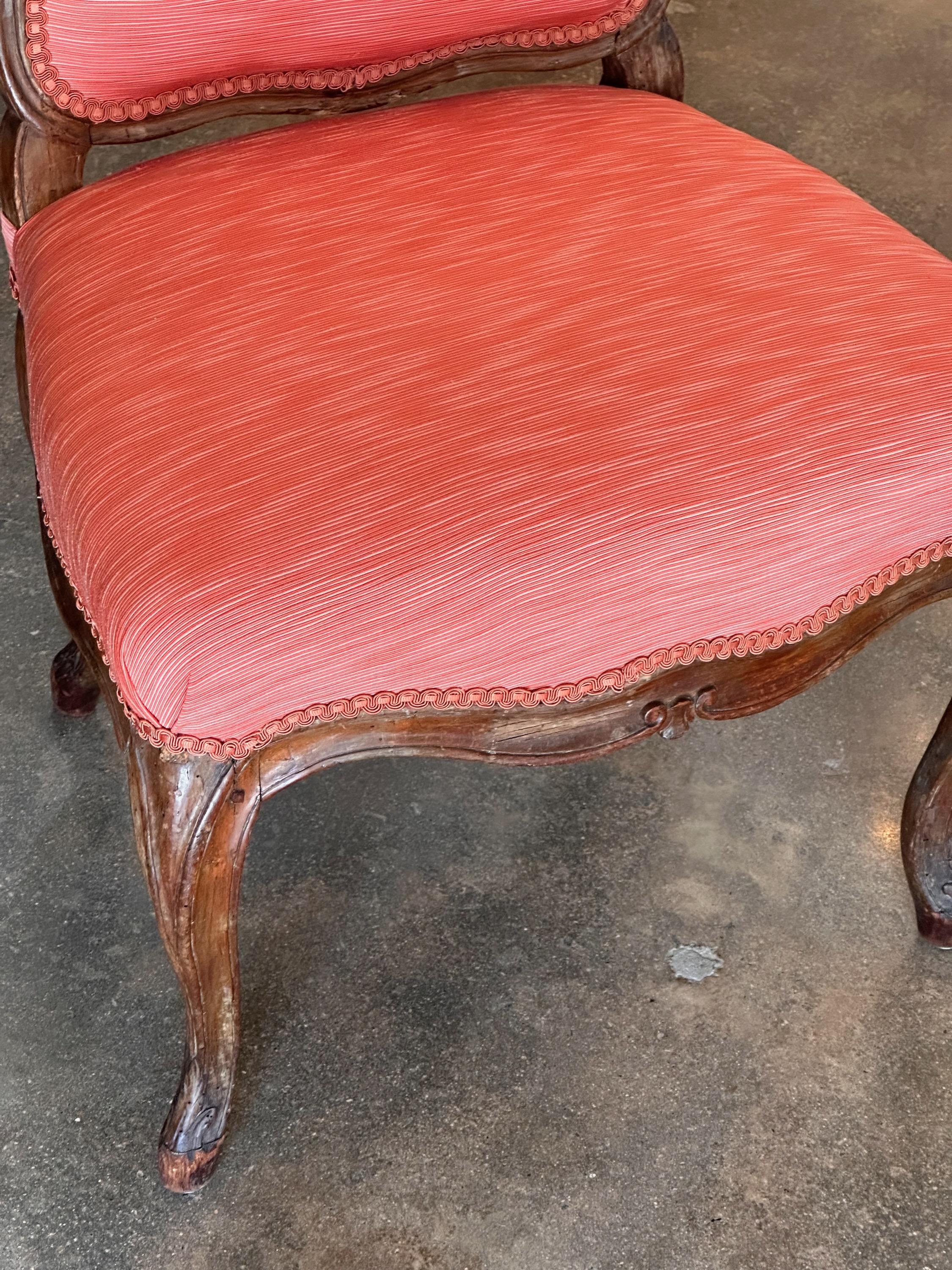 Französischer Einzelner gepolsterter Louis-XV-Stuhl des 19. Jahrhunderts (Louis XV.) im Angebot