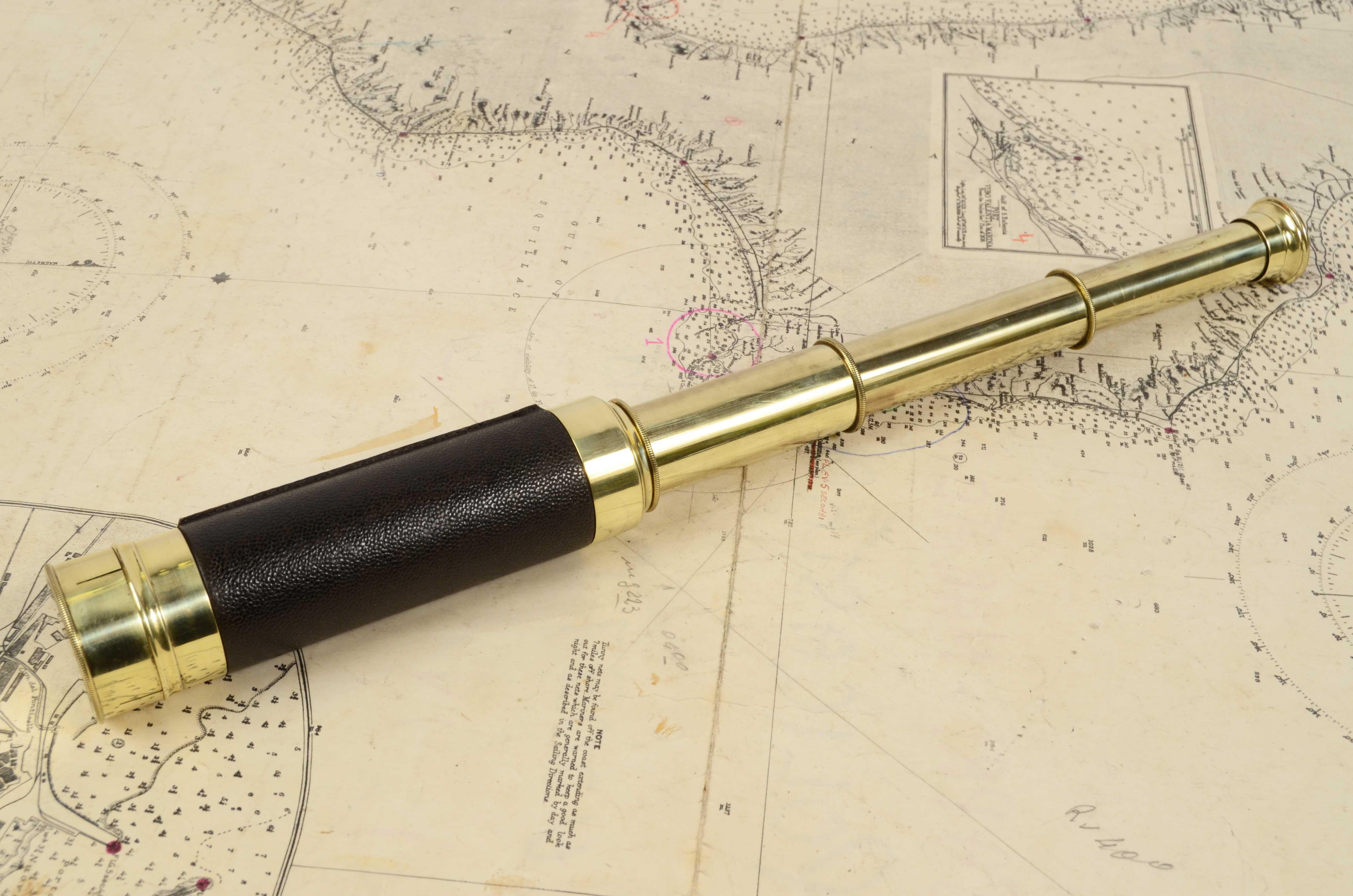 Small brass telescope with leather-covered handle, French manufacture of the second half of the nineteenth century, focus with three extensions. Measures: Maximum cm 43 – inches 16.9, minimum cm 16,5, inches 6.3, focal diameter cm 3,5 – inches 1.2.