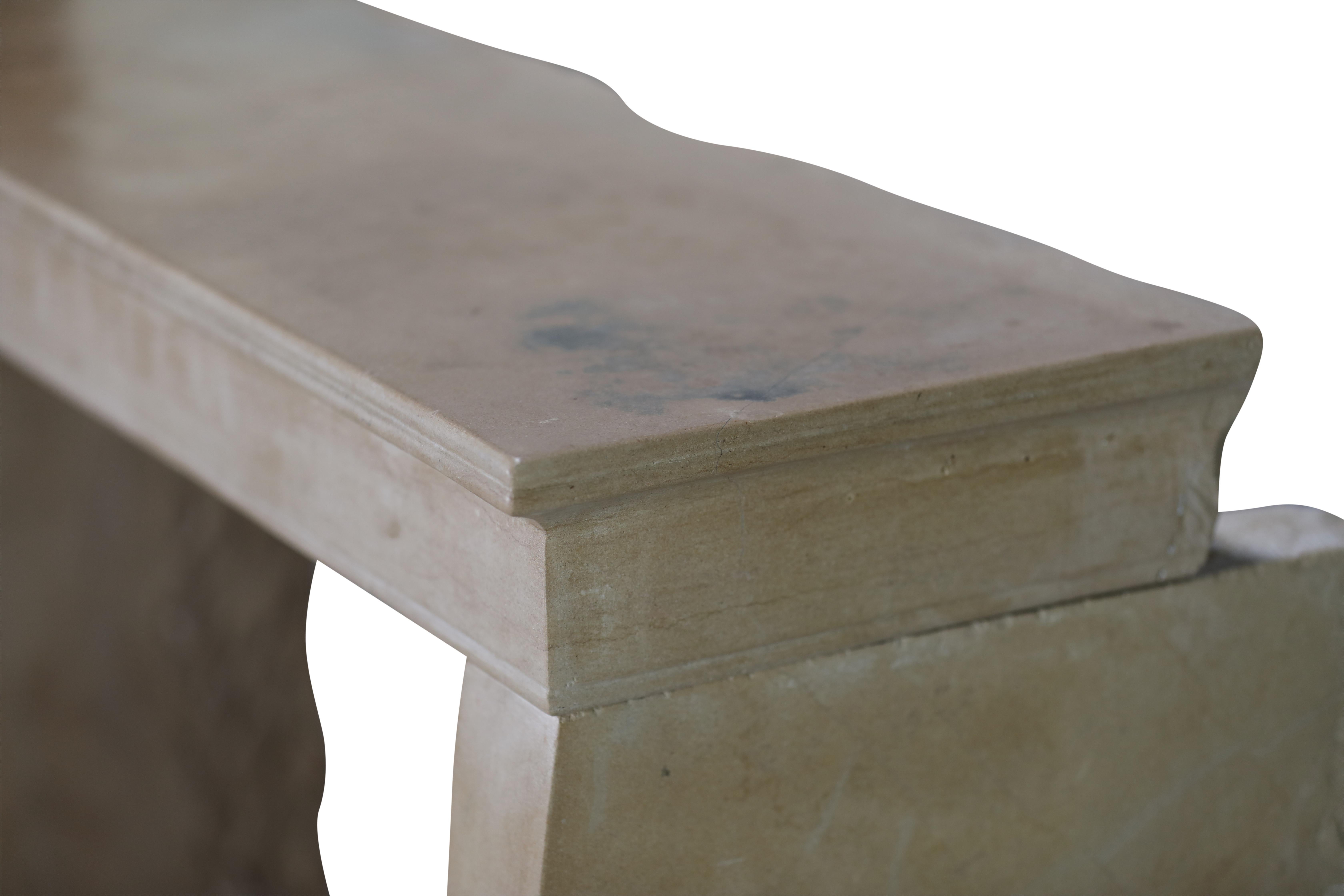 Piccolo camino francese del XIX secolo in pietra calcarea beige chiaro in vendita 4