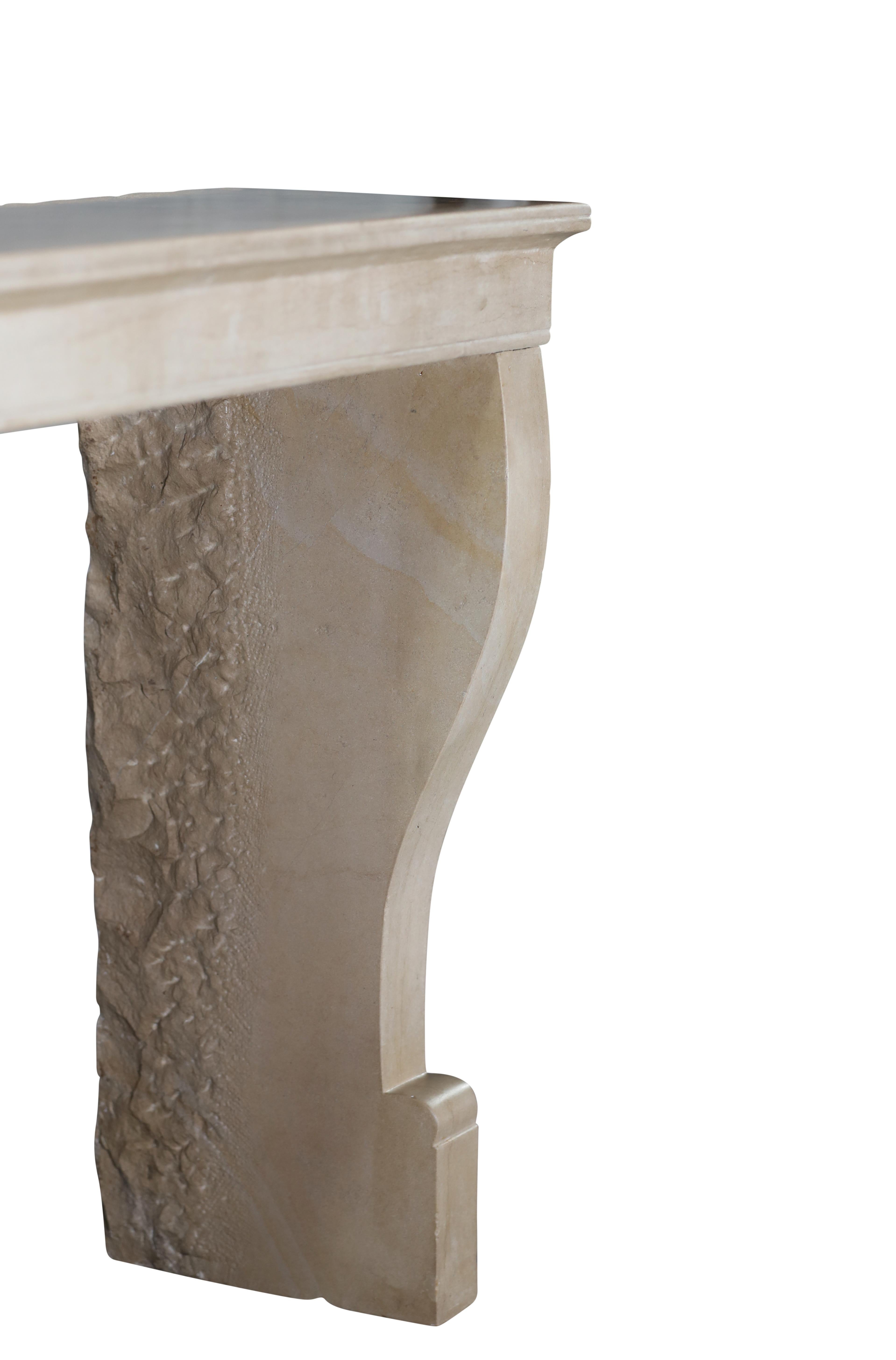 Piccolo camino francese del XIX secolo in pietra calcarea beige chiaro in vendita 5