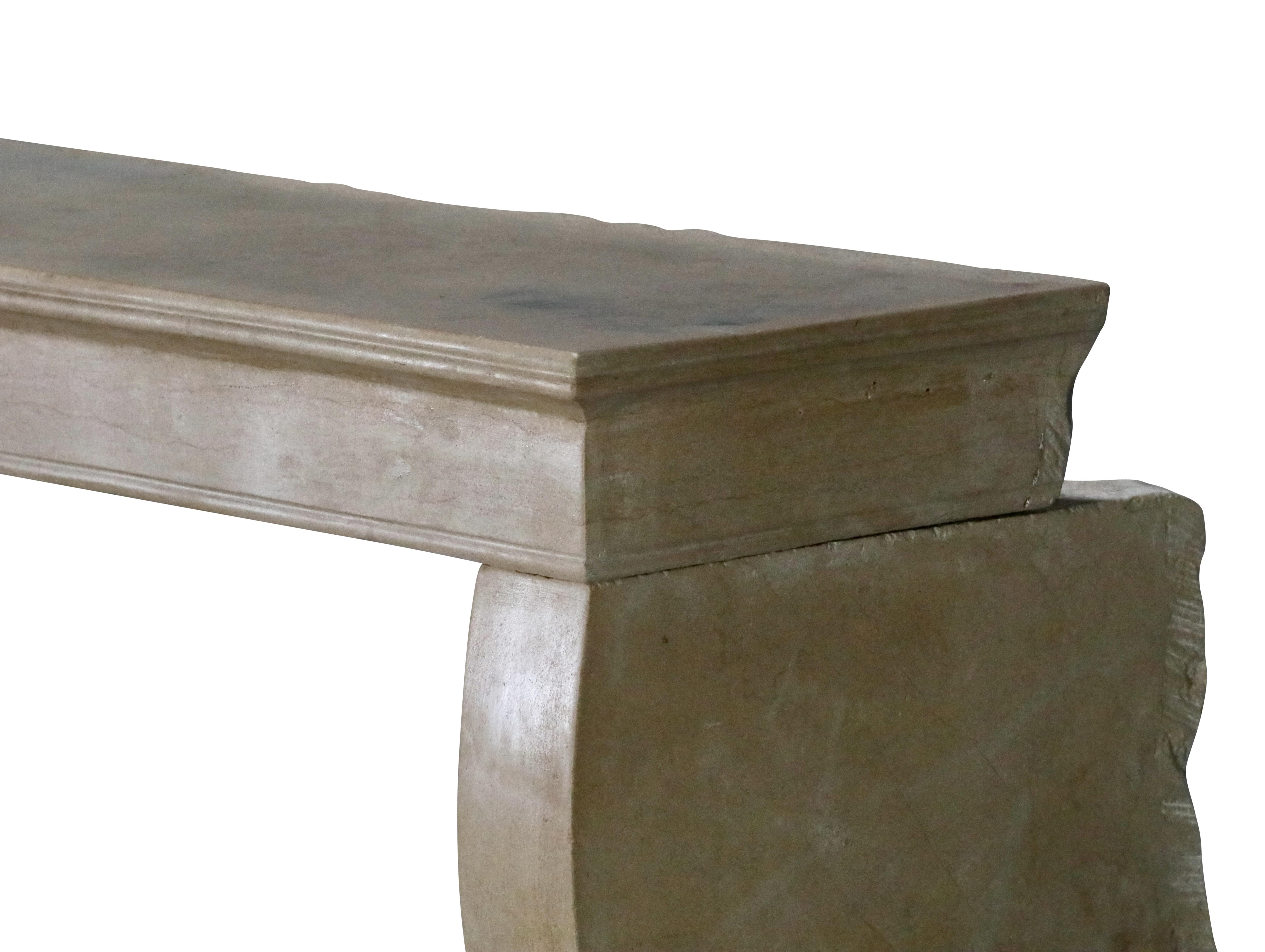 Piccolo camino francese del XIX secolo in pietra calcarea beige chiaro in vendita 7