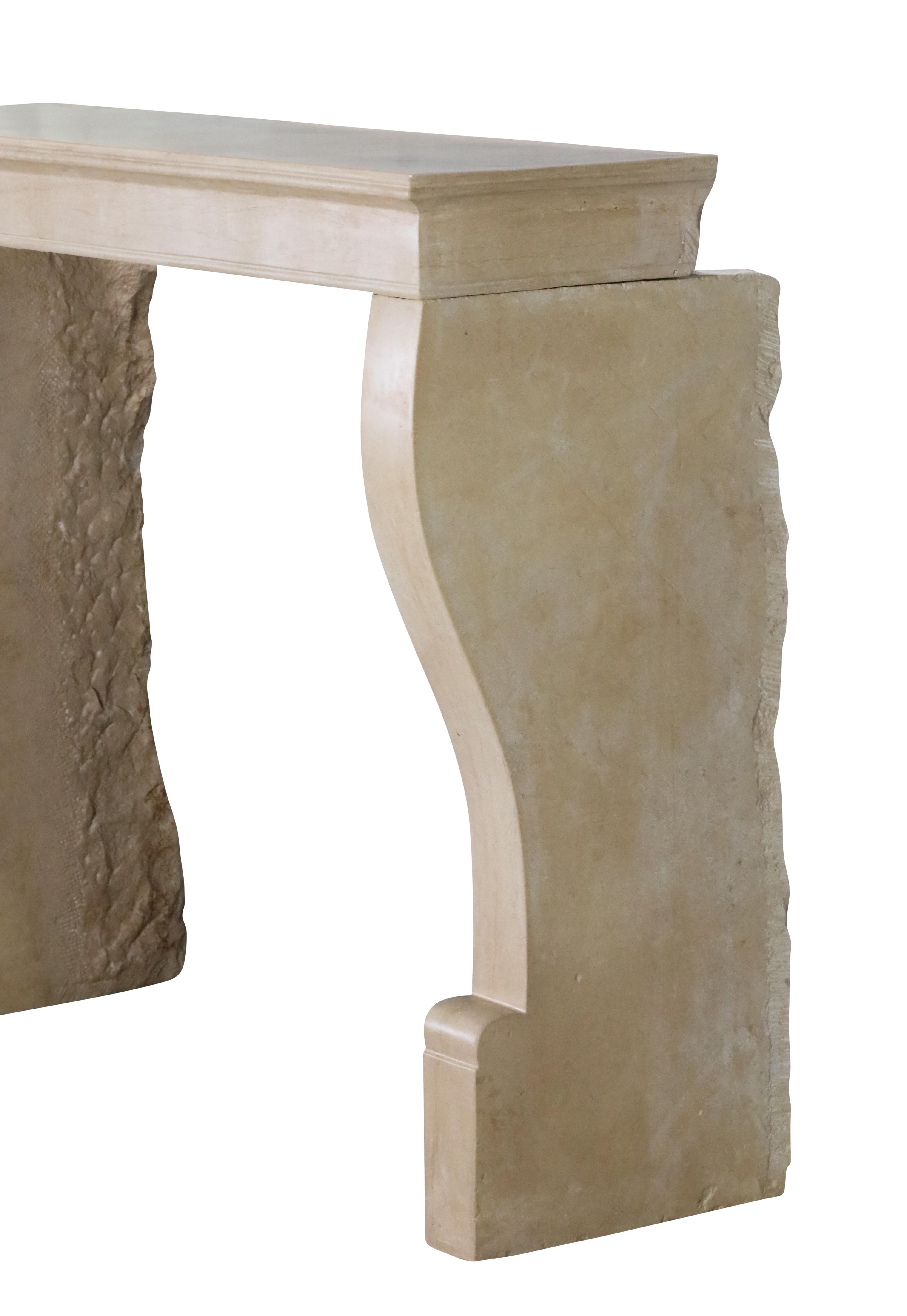 Piccolo camino francese del XIX secolo in pietra calcarea beige chiaro in vendita 8