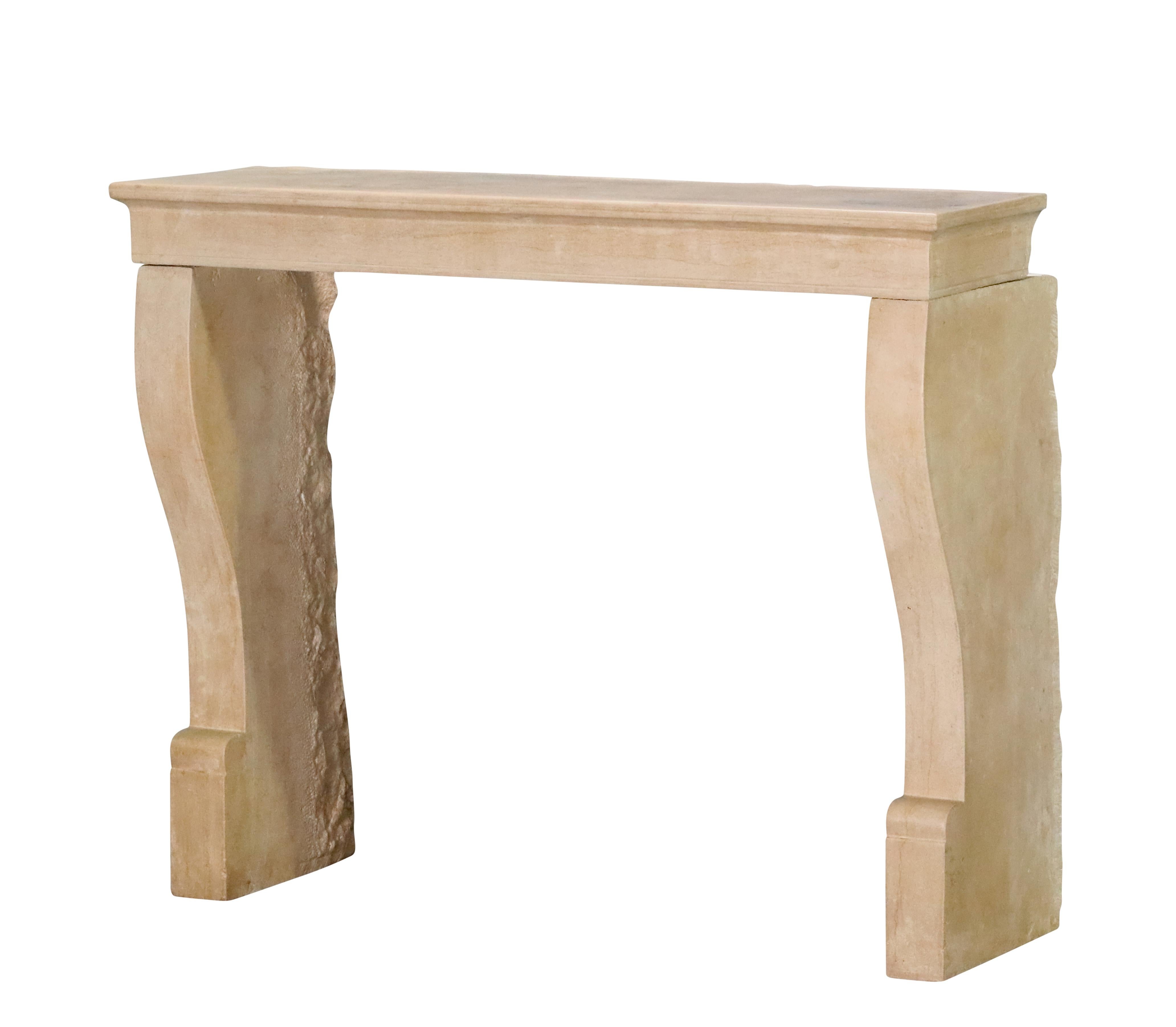 Piccolo camino francese del XIX secolo in pietra calcarea beige chiaro in vendita 9