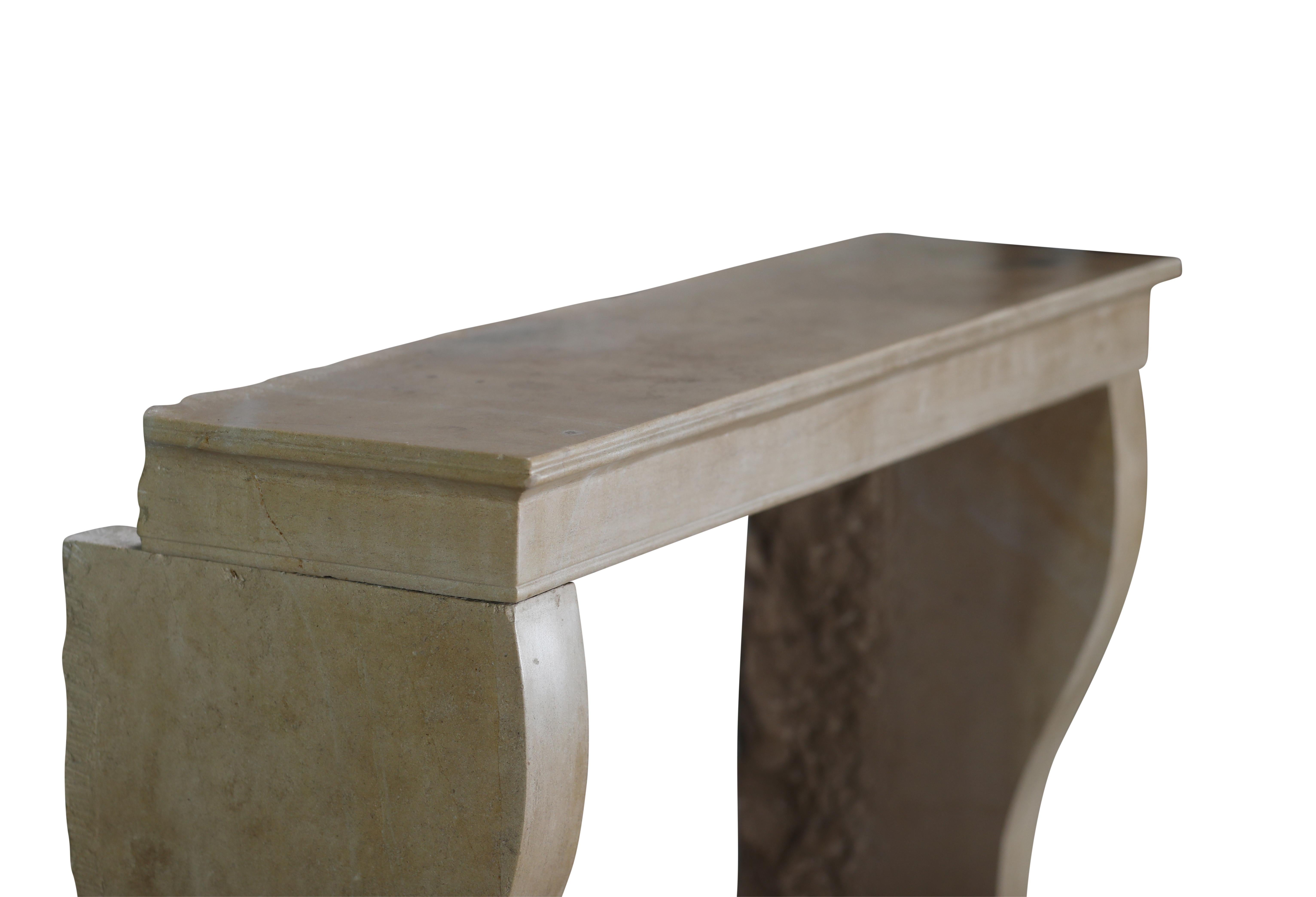 Piccolo camino francese del XIX secolo in pietra calcarea beige chiaro in vendita 10
