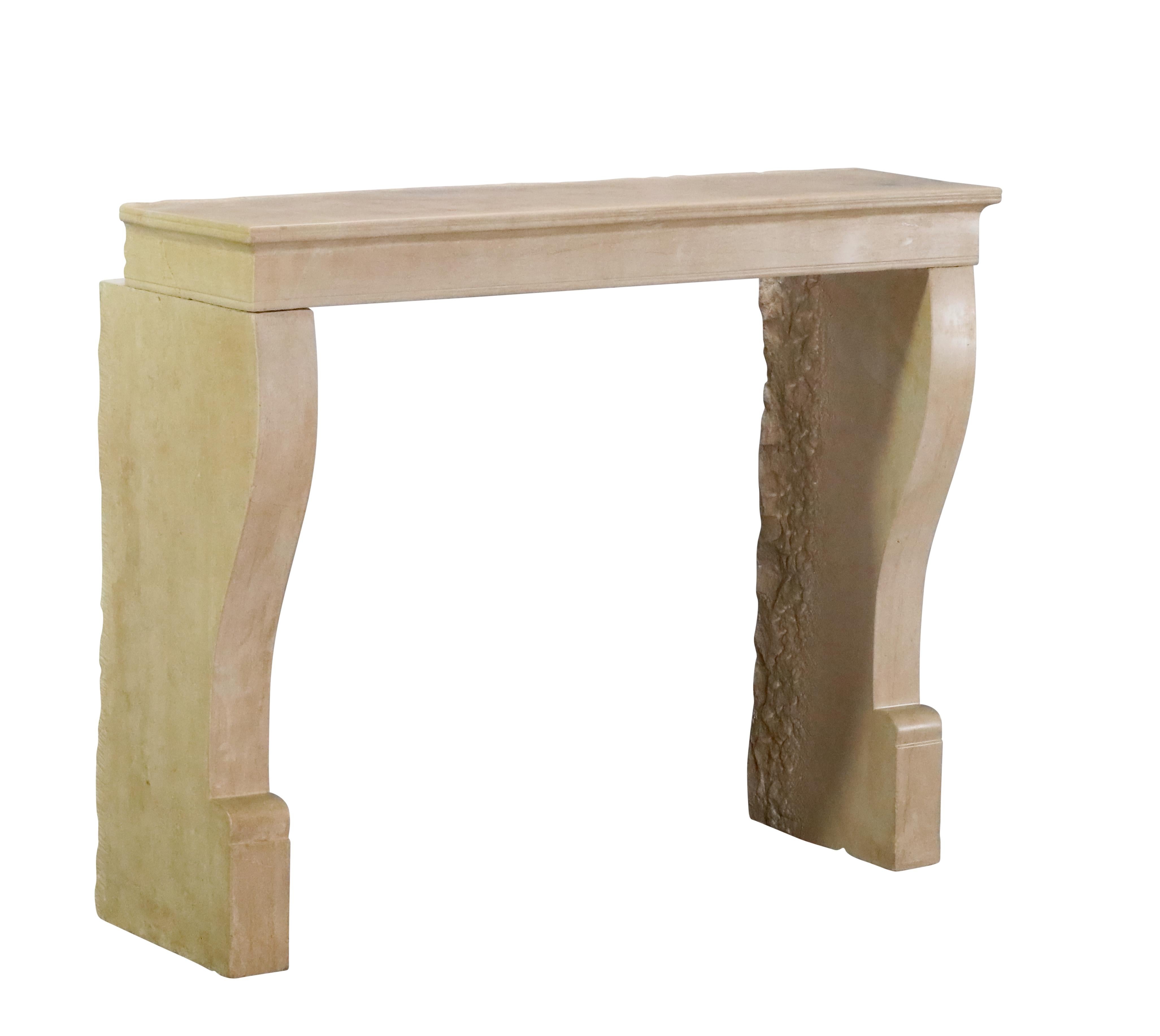 Piccolo camino francese del XIX secolo in pietra calcarea beige chiaro in vendita 11