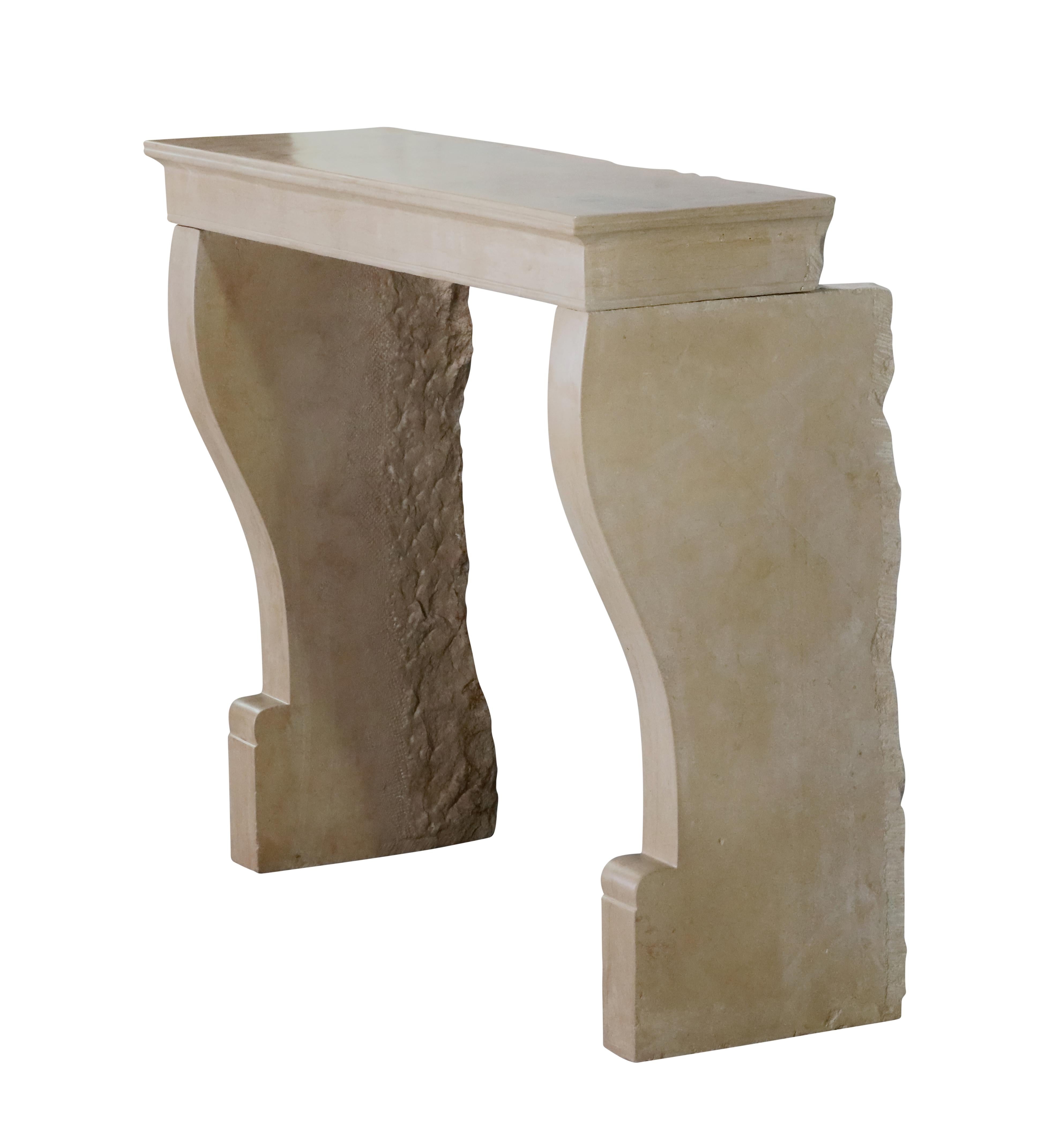 Francese Piccolo camino francese del XIX secolo in pietra calcarea beige chiaro in vendita