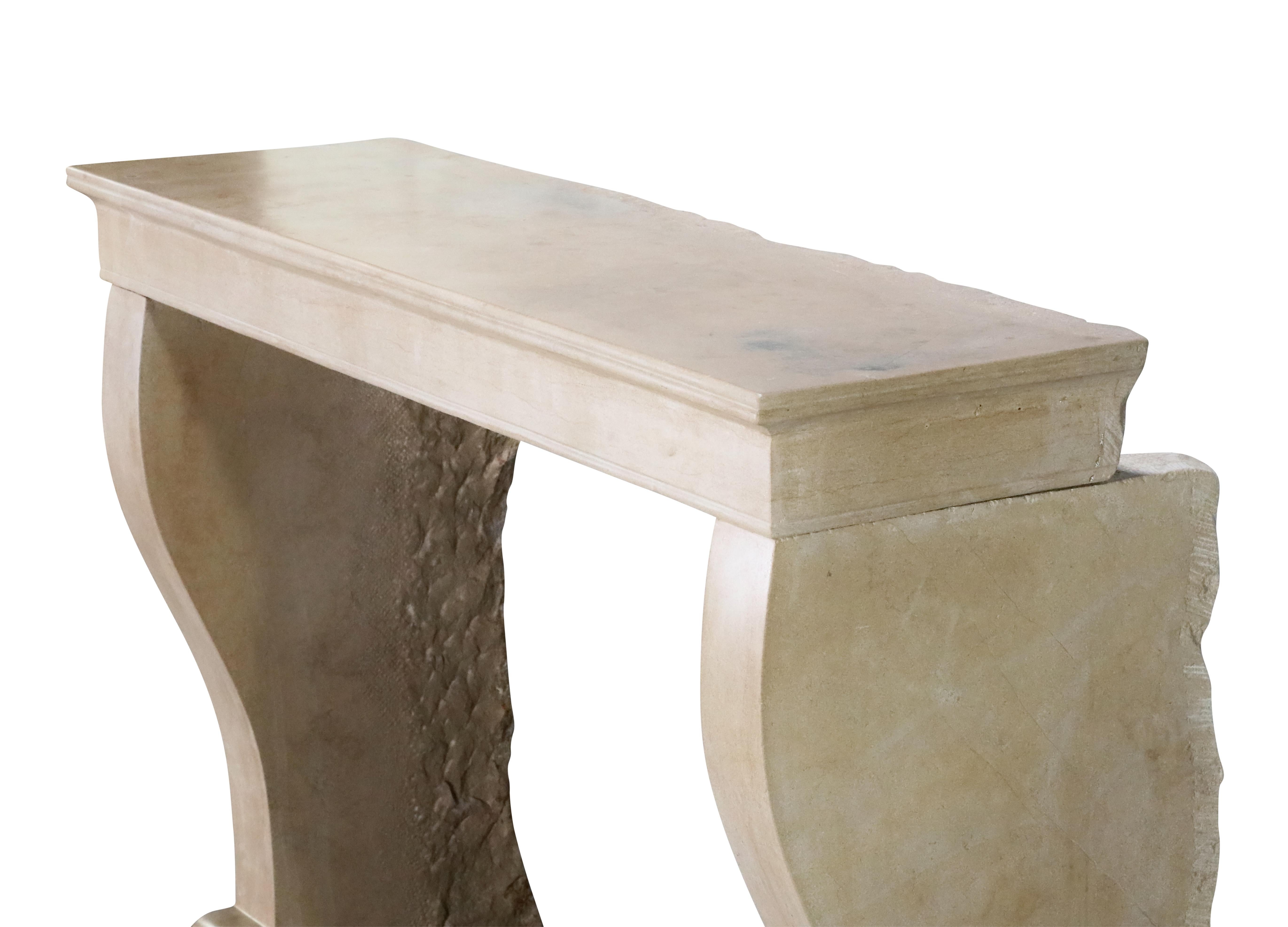 Piccolo camino francese del XIX secolo in pietra calcarea beige chiaro In condizioni buone in vendita a Beervelde, BE