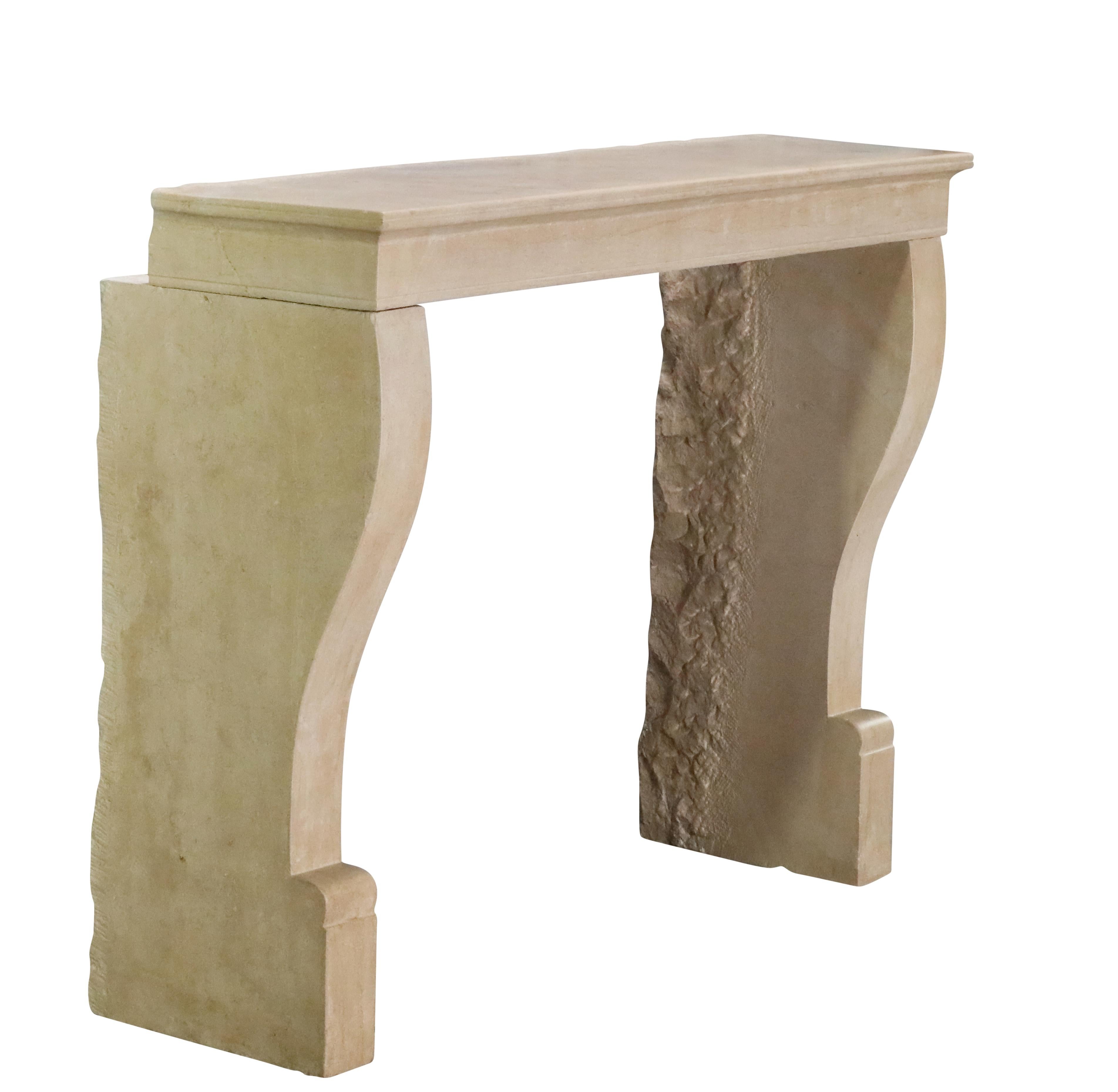 Calcare Piccolo camino francese del XIX secolo in pietra calcarea beige chiaro in vendita