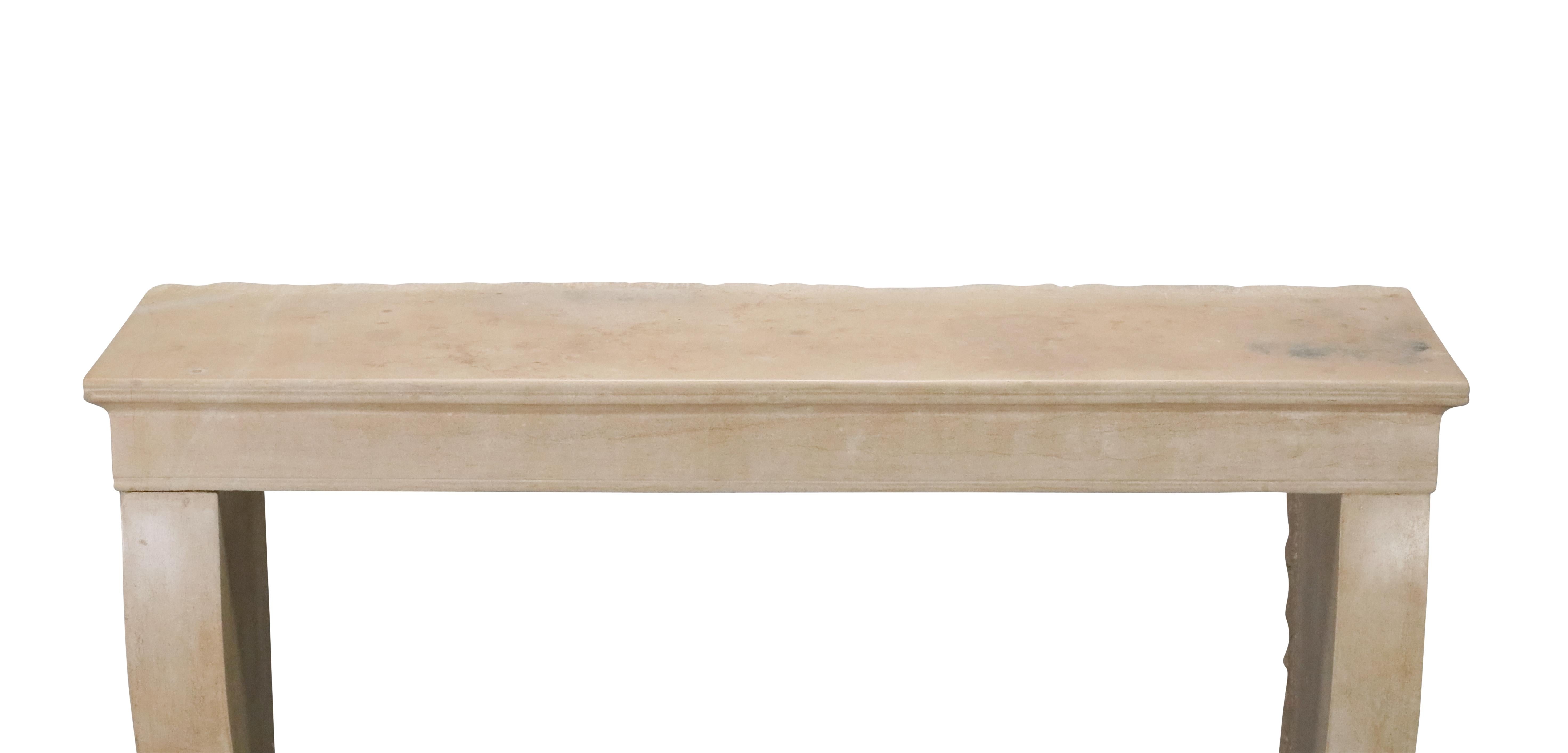 Piccolo camino francese del XIX secolo in pietra calcarea beige chiaro in vendita 1
