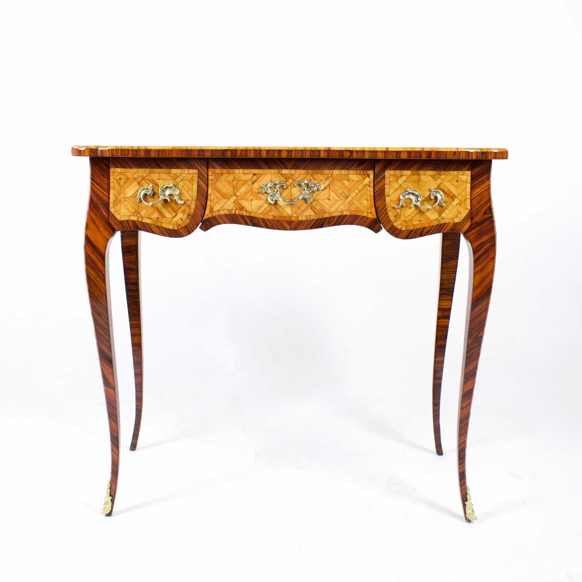 19th century French small Louis XV Style Napoleon III Trelliswork marquetry ladies' desk or bureau plat

An excellently excecuted small Louis XV style ladies' desk standing on four slender cabriole legs and holding three front drawers that follow