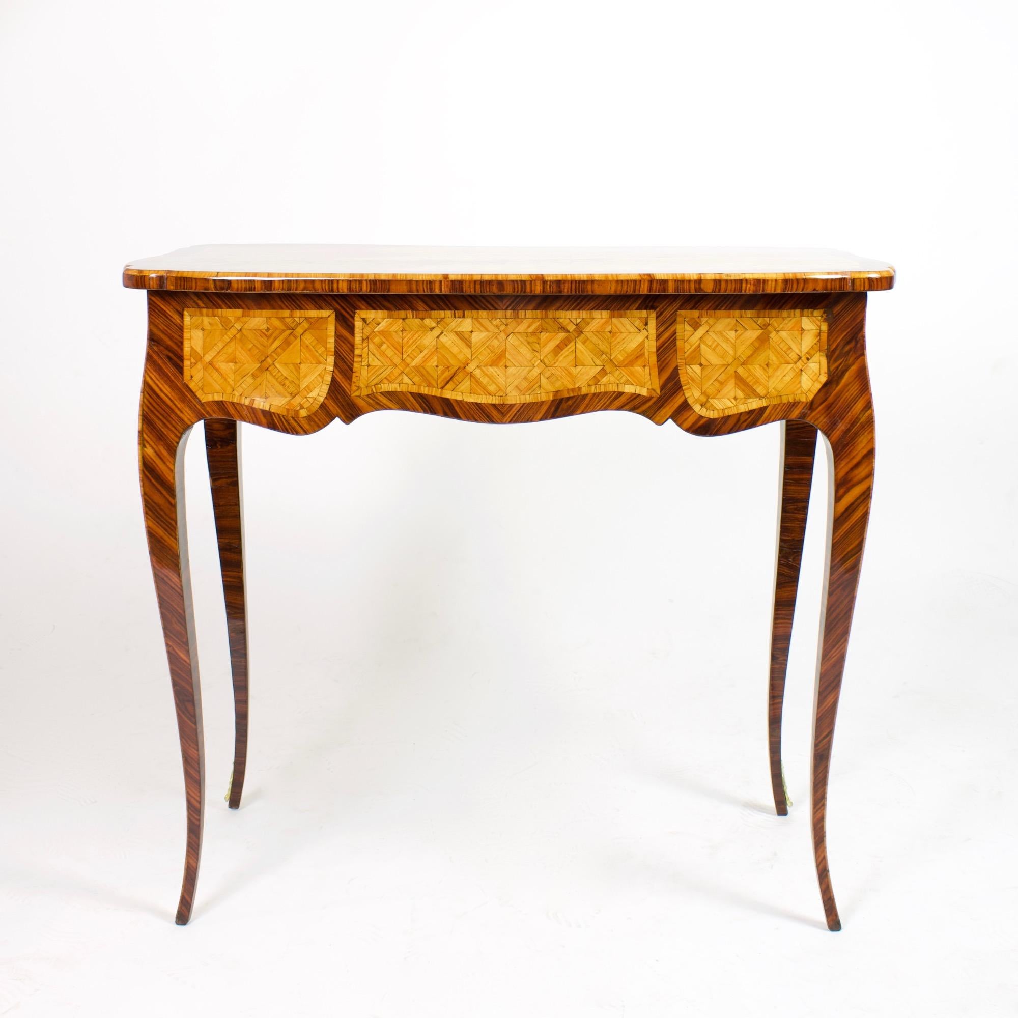 19th Century French Small Louis XV Trelliswork Ladies' Desk or Bureau Plat In Good Condition In Berlin, DE