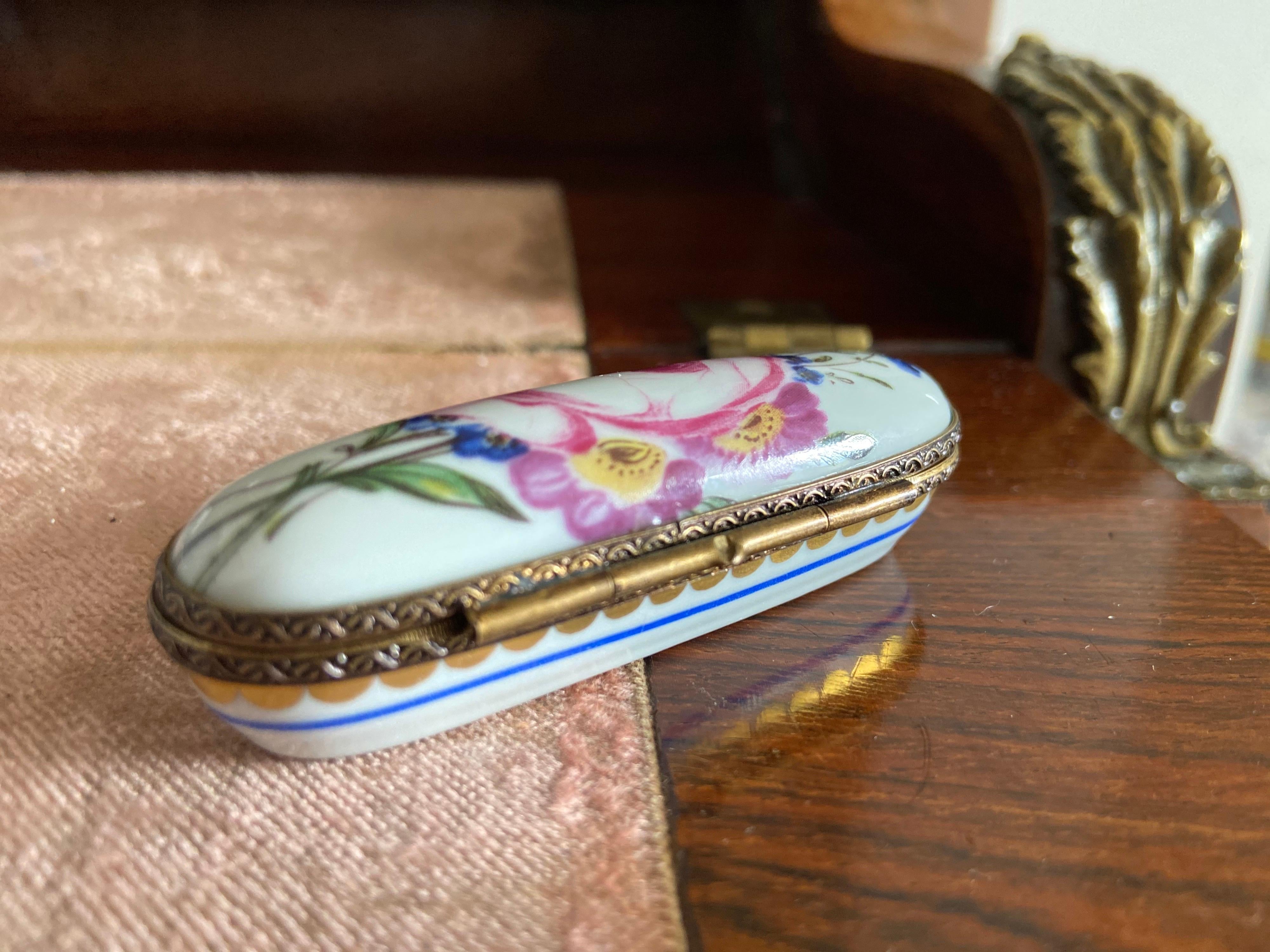 Minuscule boîte en porcelaine peinte à la main par Limoge, décorée d'une rose et de petits ciseaux en guise de fermoir.
France, vers 1880.
 