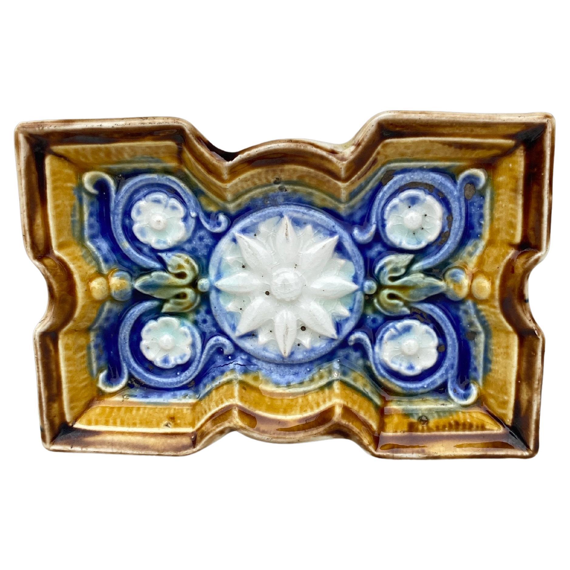 Piccolo piatto rettangolare in maiolica francese del XIX secolo.
4,8 per 3,3 pollici.