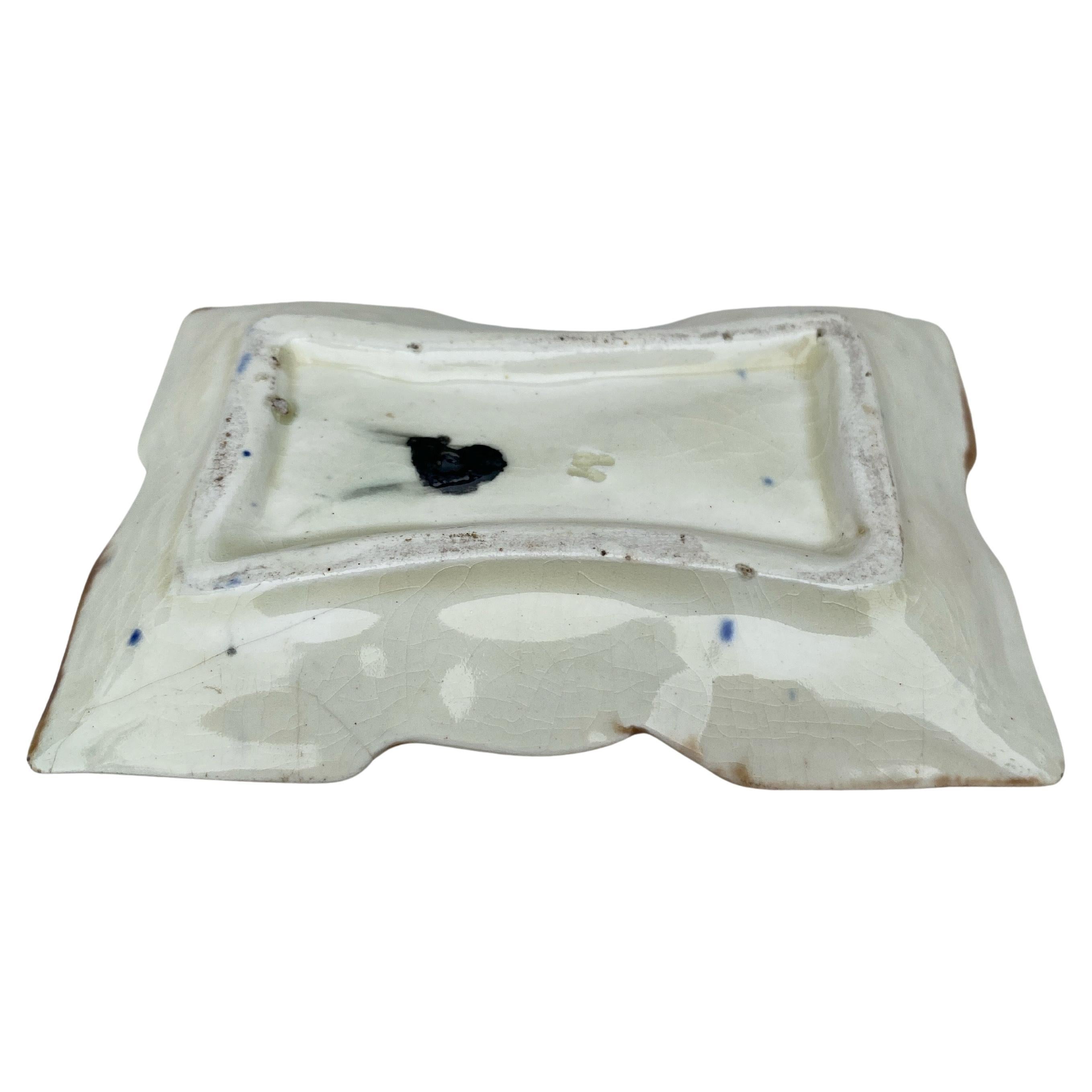 Francese Piccola cassetta rettangolare in maiolica francese del XIX secolo in vendita