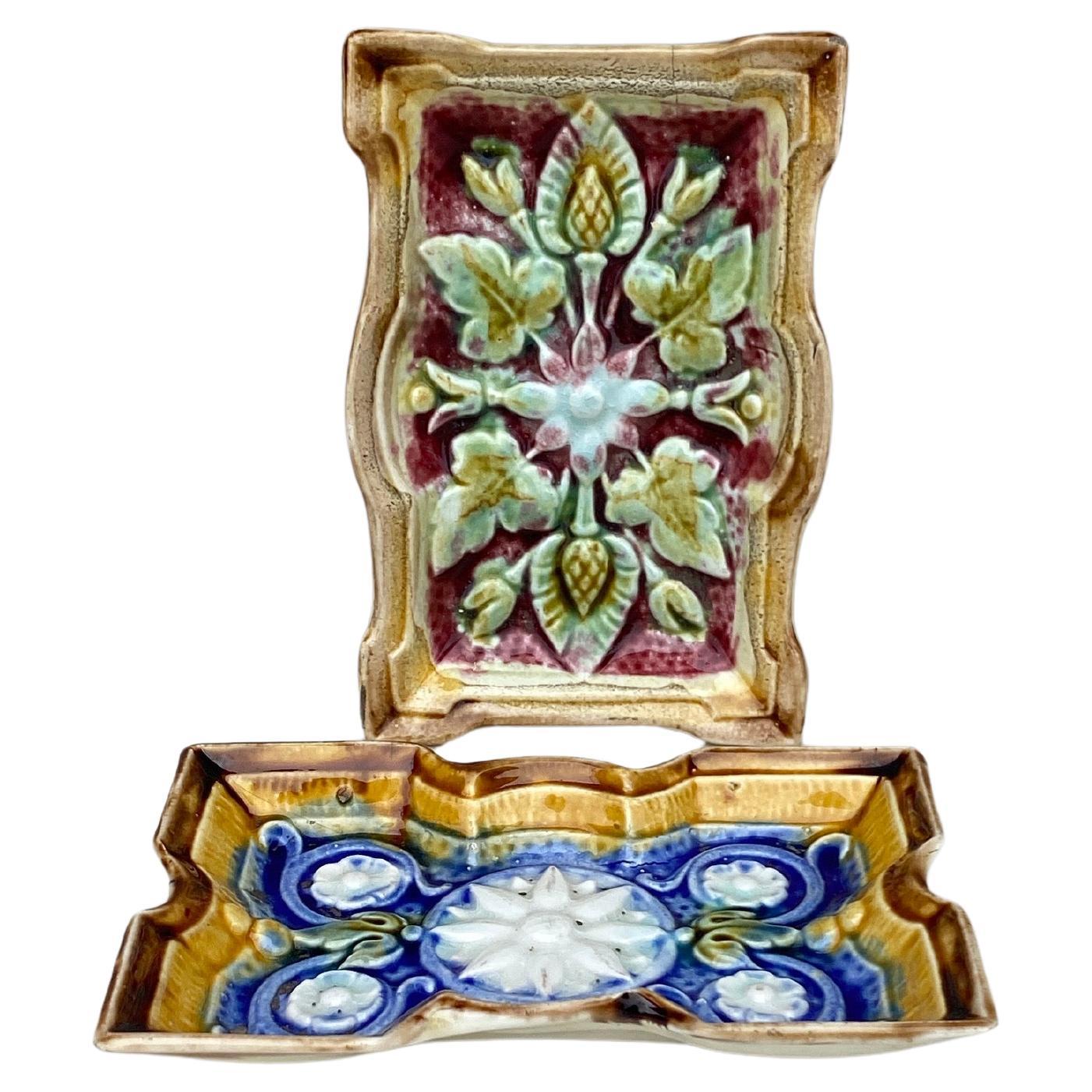 Piccola cassetta rettangolare in maiolica francese del XIX secolo In condizioni buone in vendita a Austin, TX