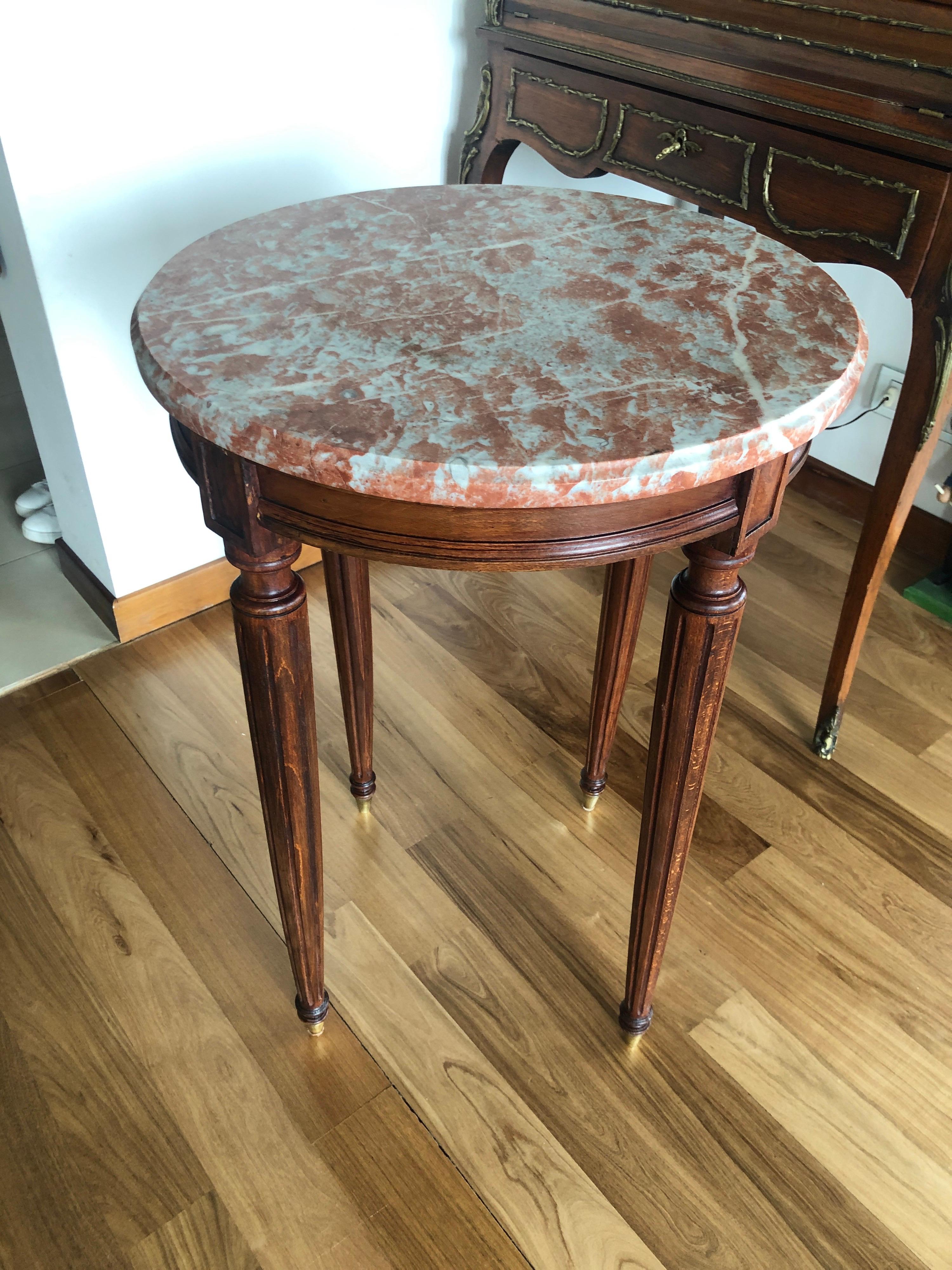 Français Petite table d'appoint ronde à plateau en marbre de style Louis XVI du 19ème siècle en vente