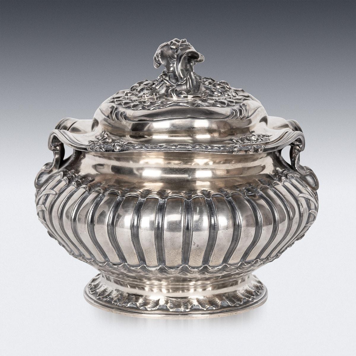 Français Soupière française du 19ème siècle en argent massif, Alphonse Debain, Paris, vers 1890 en vente