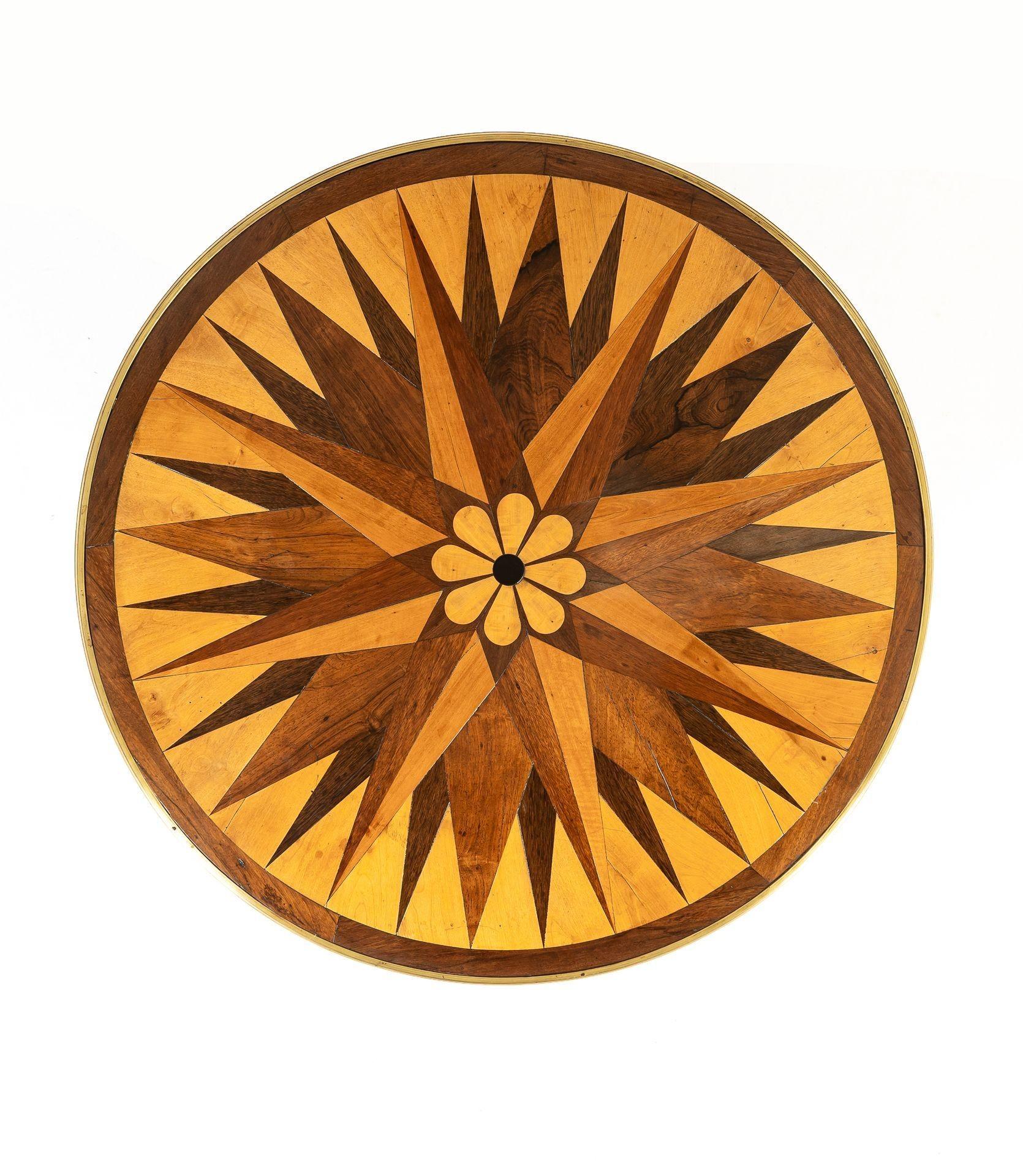 Marqueterie Tavolo da centro in legno intarsiato francese del XIX secolo in vendita